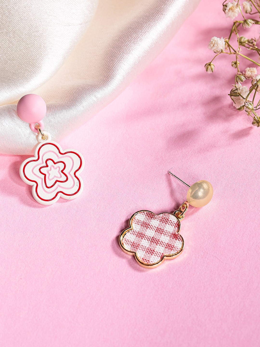

DressBerry Contemporary Drop Earrings, Pink