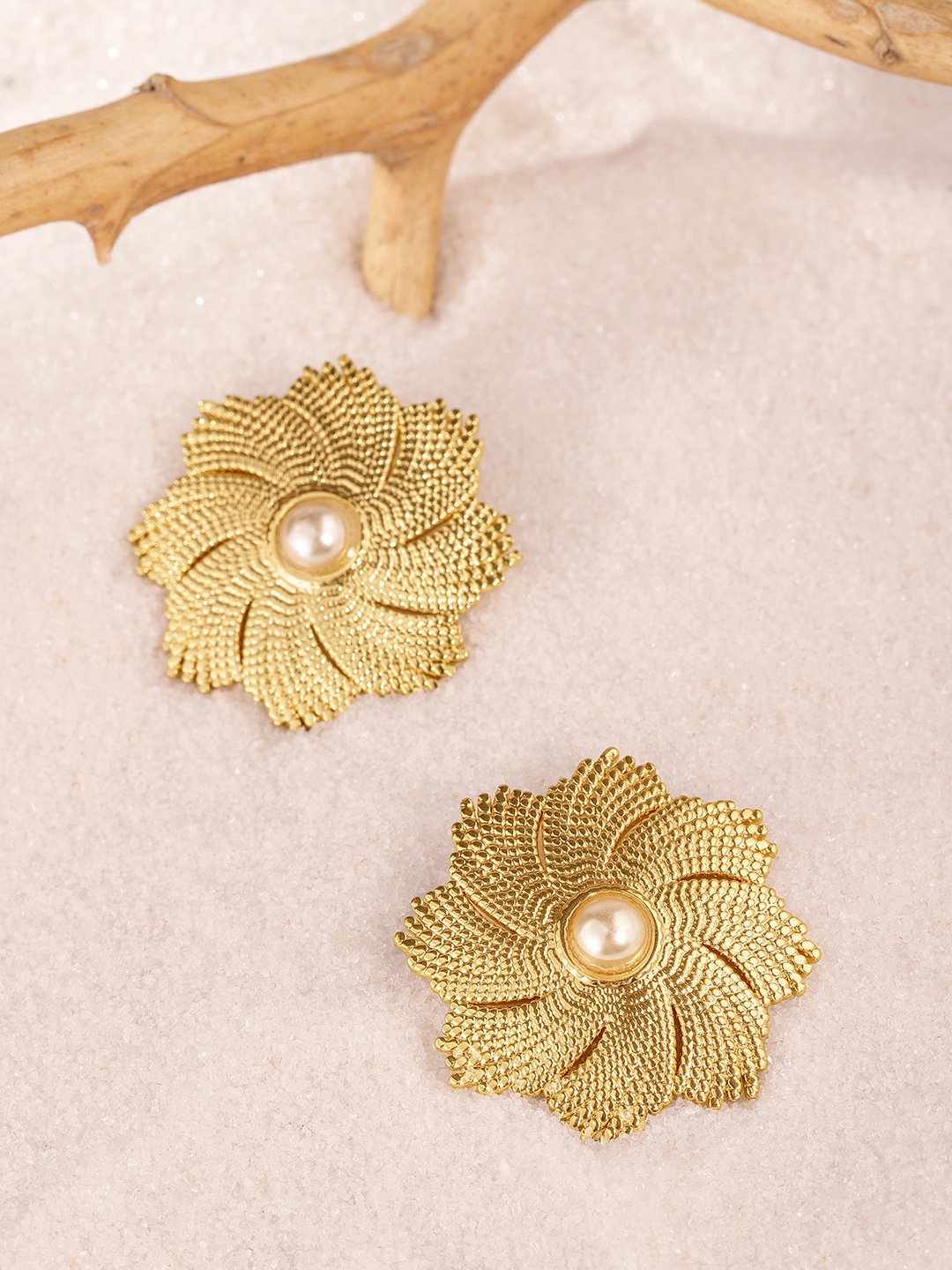 

DressBerry Contemporary Studs Earrings, Gold