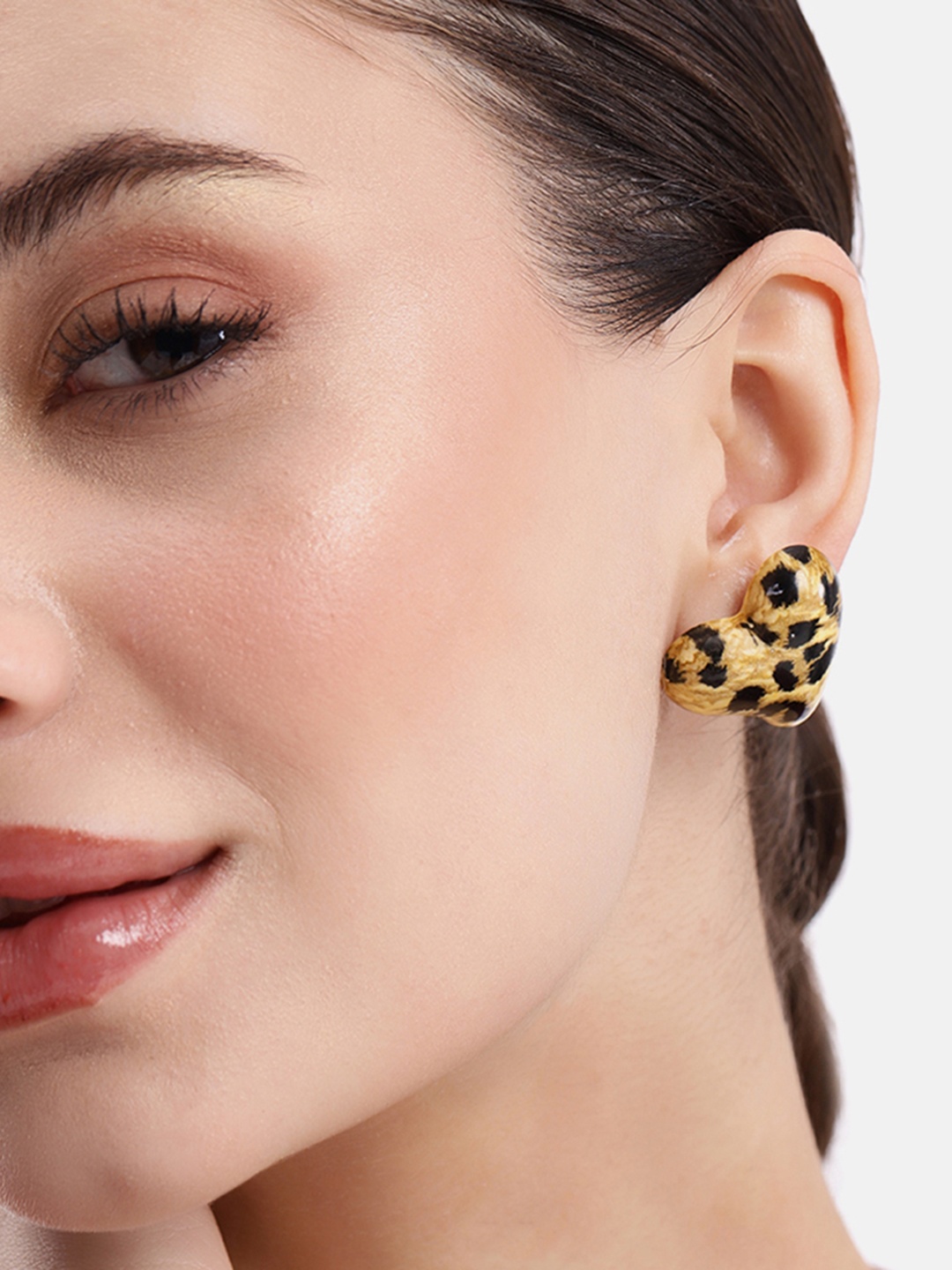 

DressBerry Heart Shaped Studs Earrings, Brown