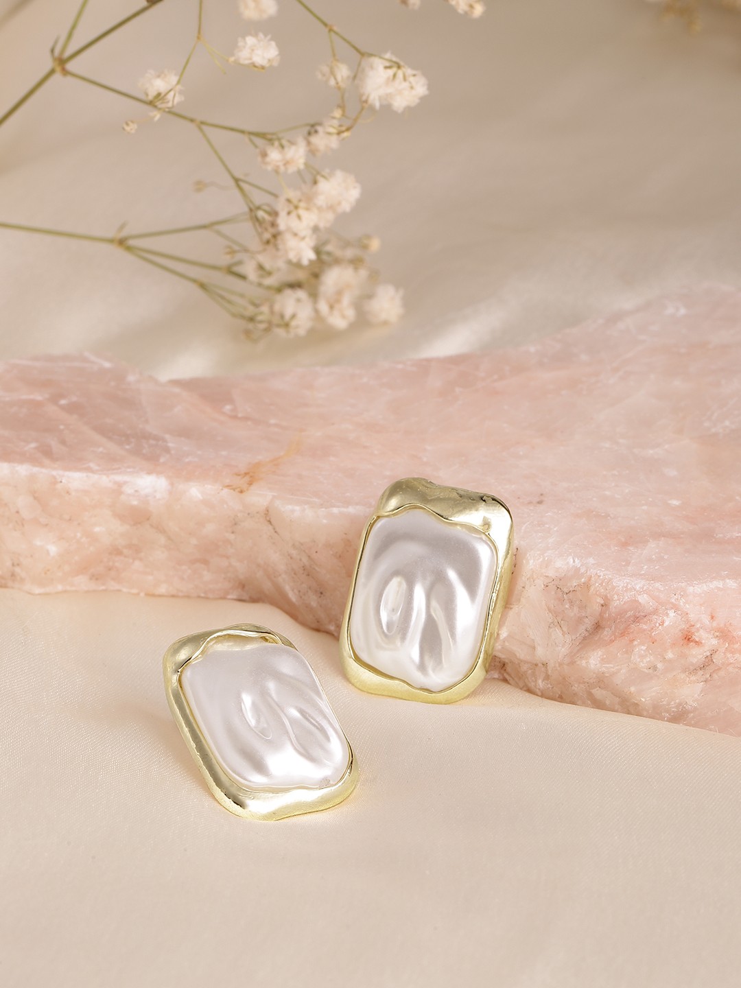 

DressBerry Contemporary Studs Earrings, Gold