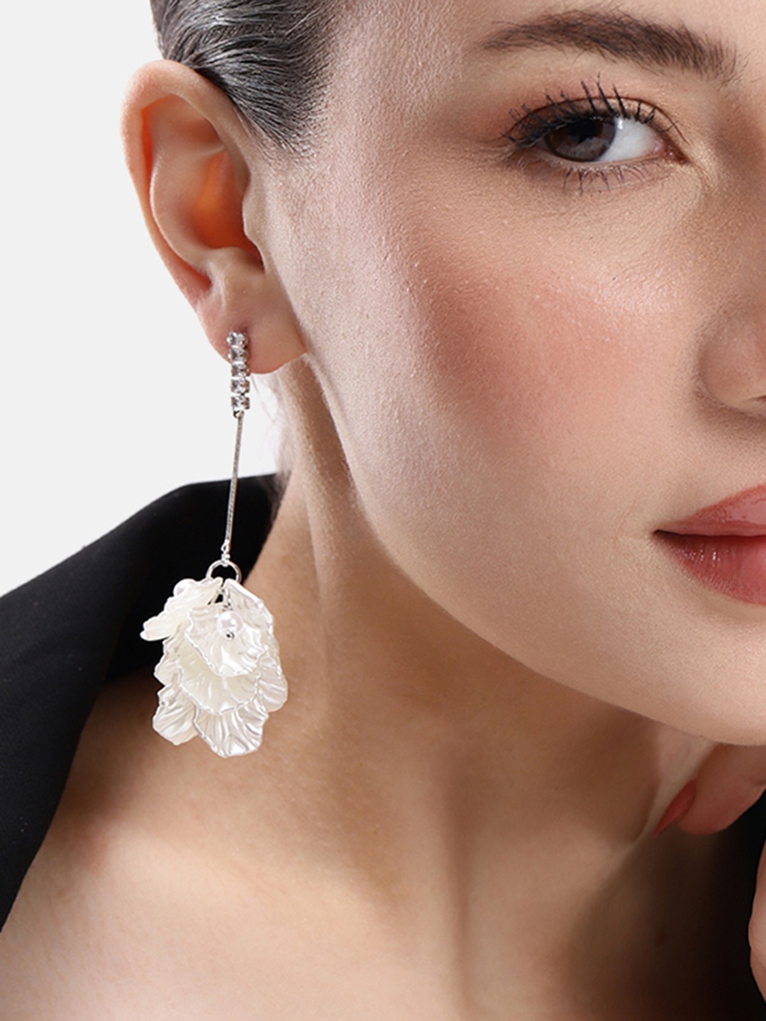 

DressBerry Contemporary Drop Earrings, White