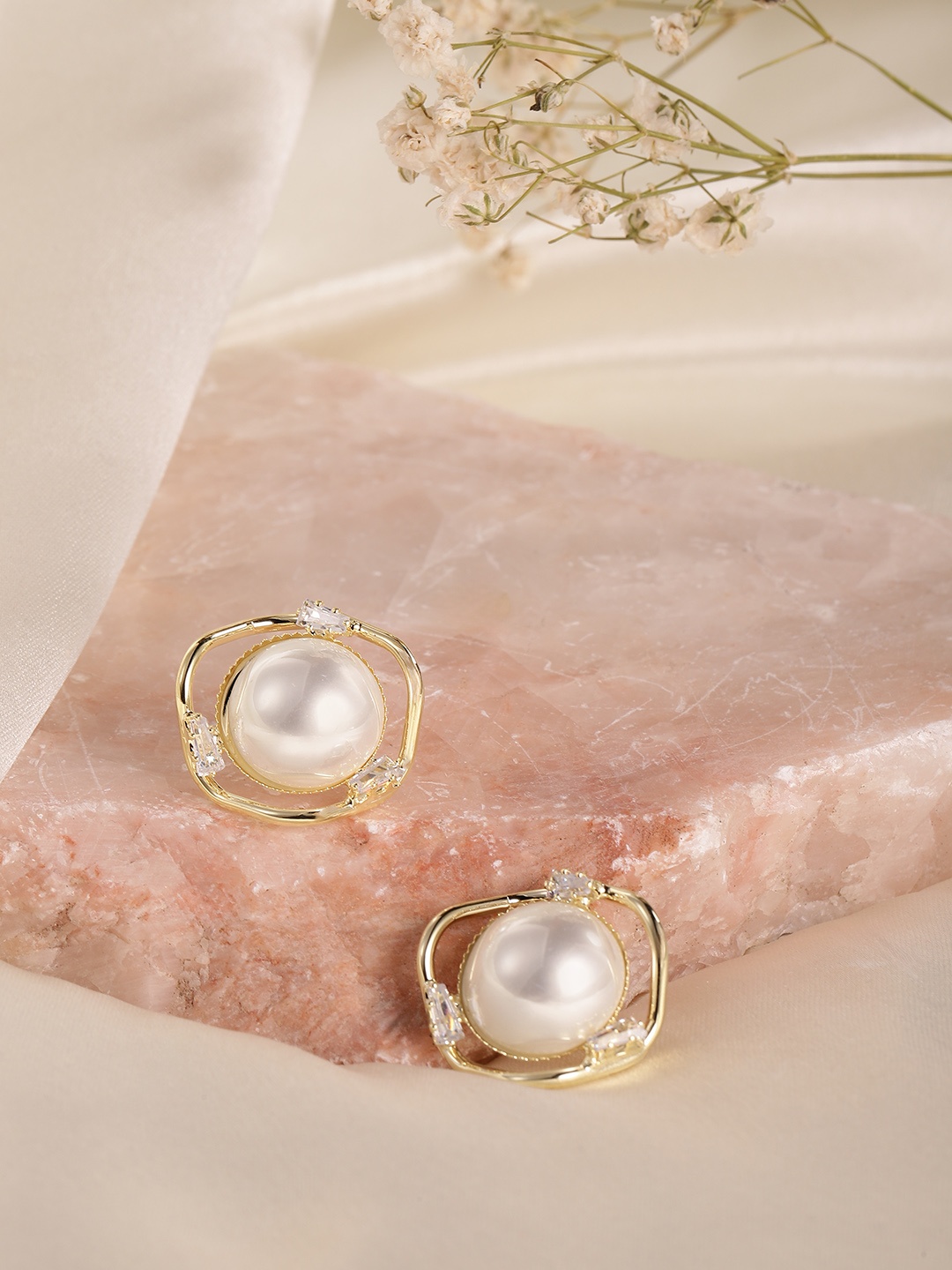 

DressBerry Contemporary Studs Earrings, Gold