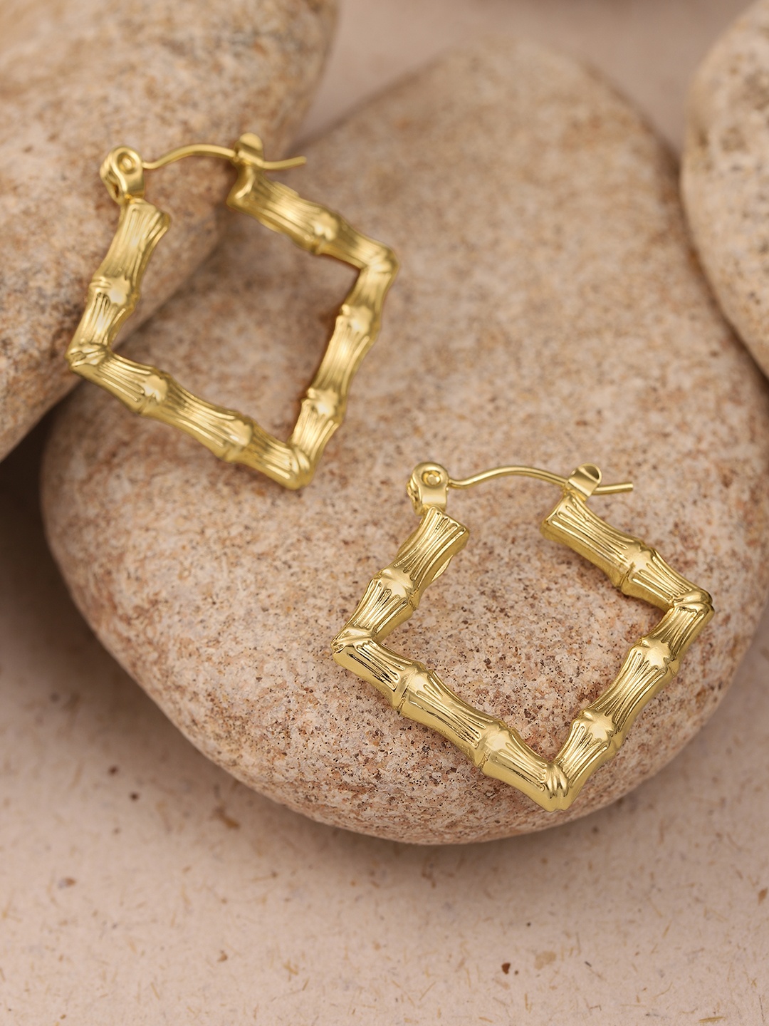 

DressBerry Contemporary Mini Hoop Earrings, Gold