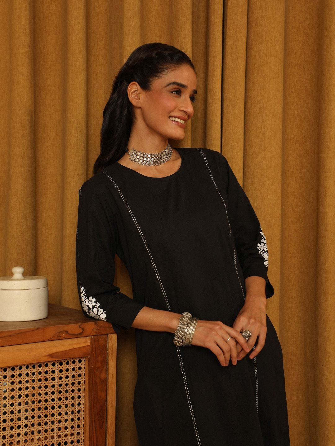 

House Of Chikankari Floral Embroidered Chikankari Cotton Kurta, Black