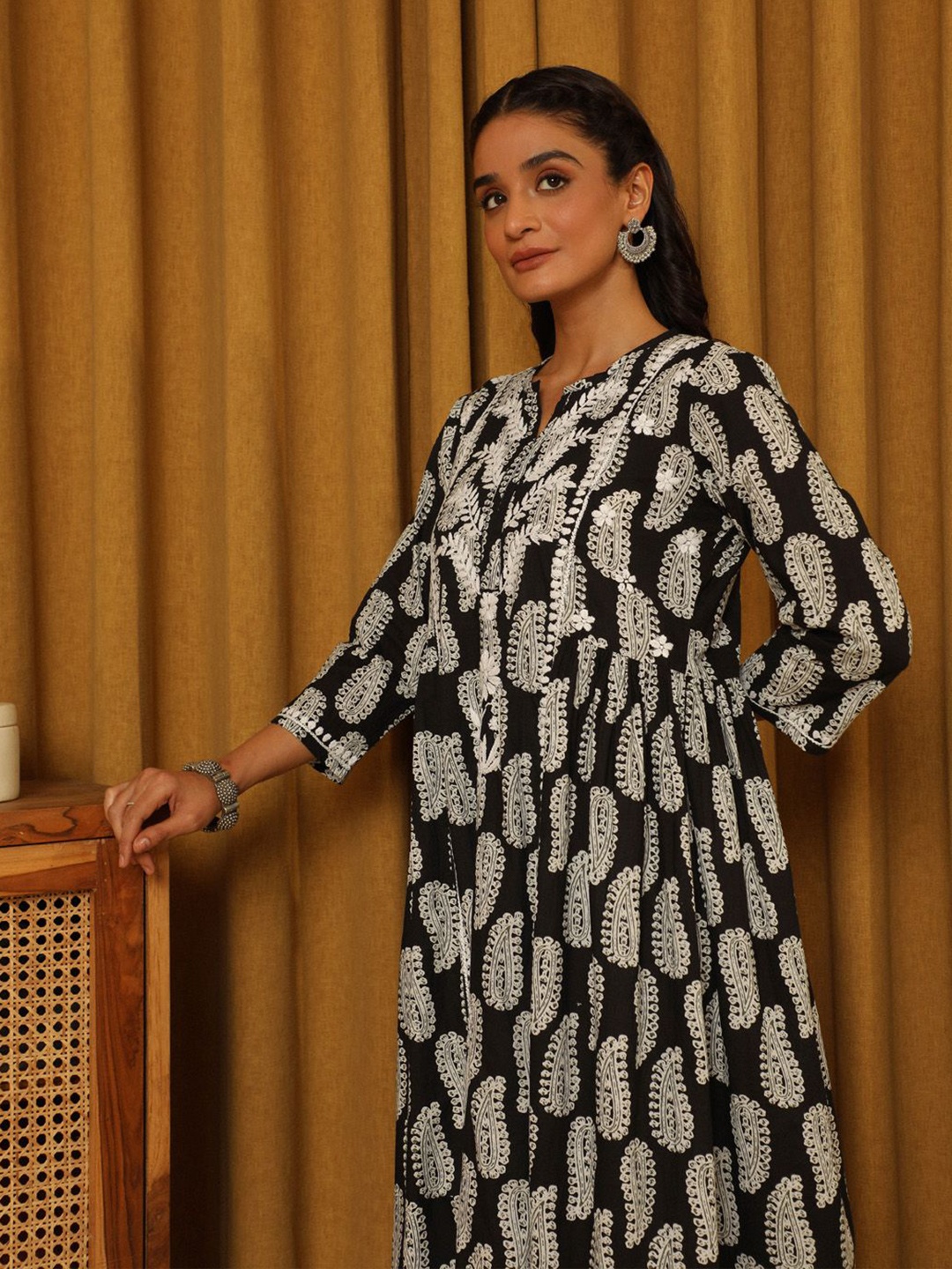 

House Of Chikankari Women Woven Chikankari Cotton Kurta, Black