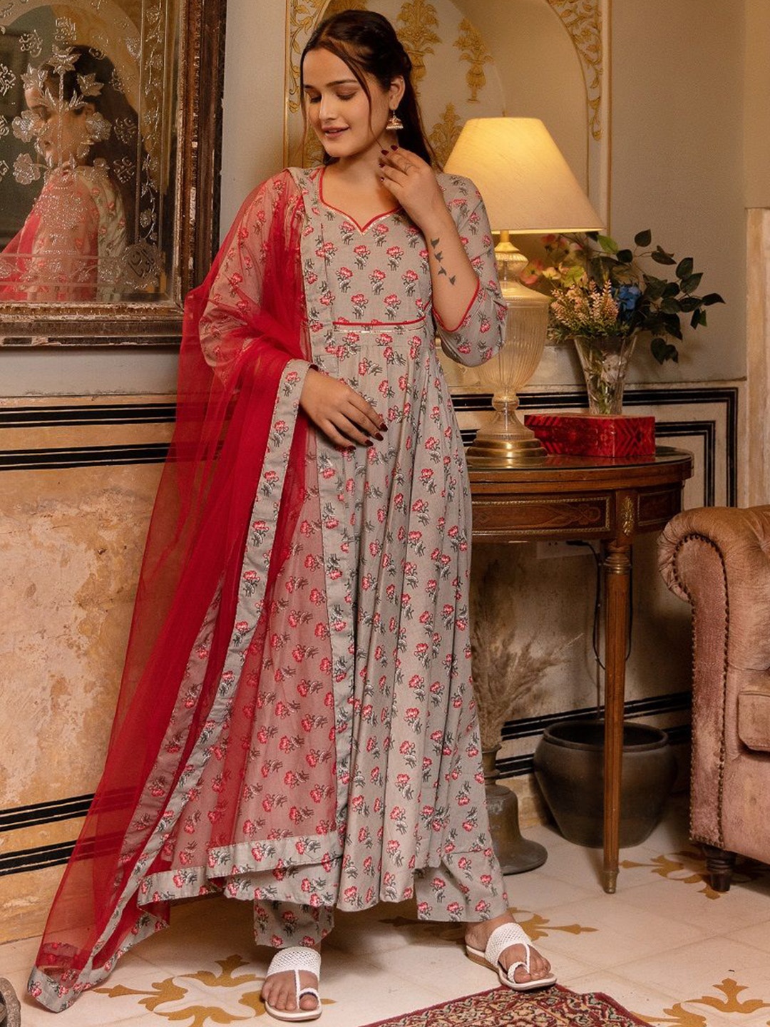 

Pomcha Women Floral Printed Regular Pure Cotton Kurta with Trousers & With Dupatta, Grey