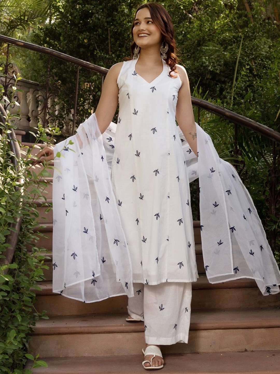 

Pomcha Women Floral Embroidered Regular Thread Work Pure Cotton Kurta with Palazzos & With Dupatta, White