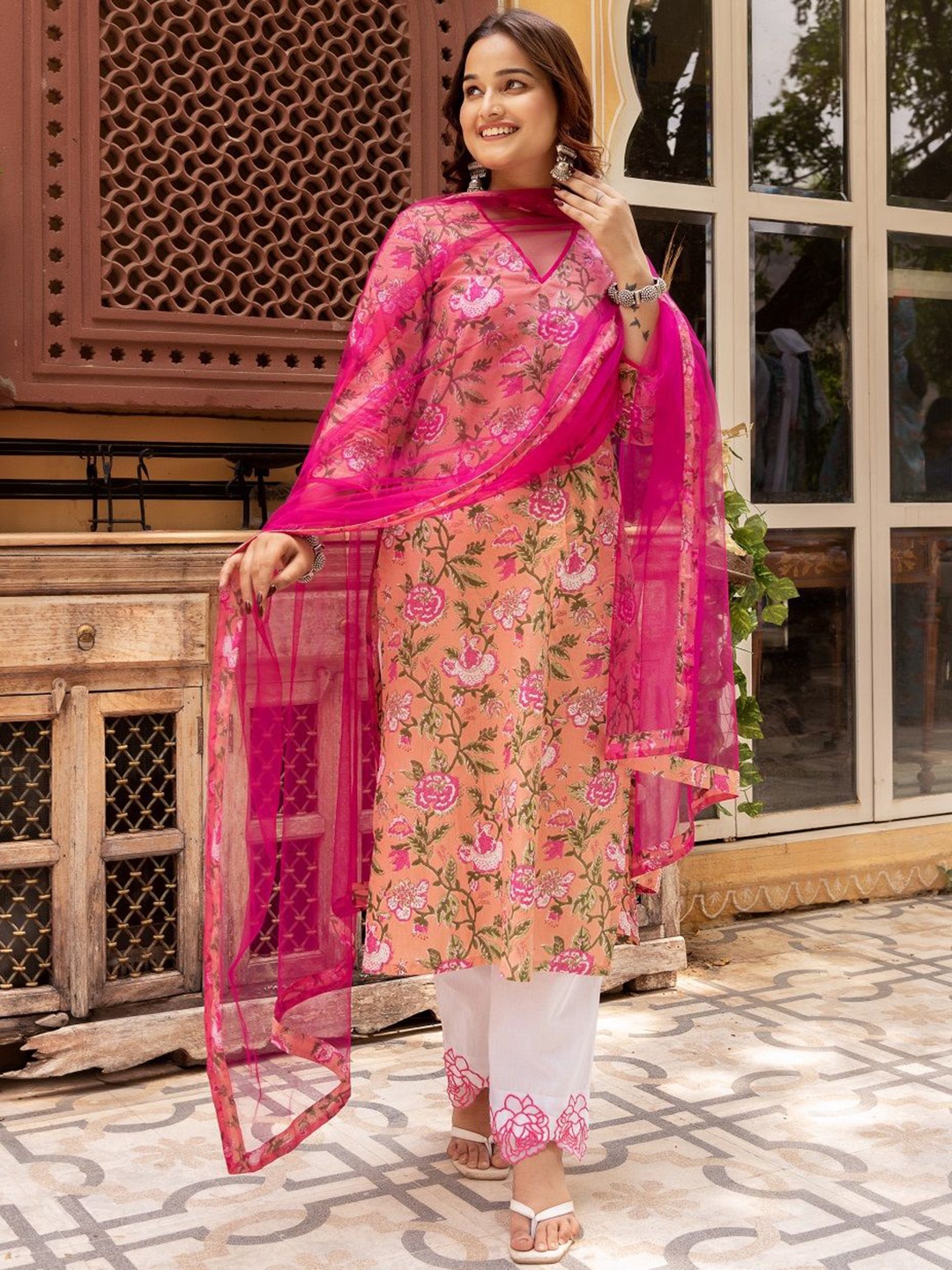 

Pomcha Women Floral Printed Regular Pure Cotton Kurta with Trousers & With Dupatta, Peach