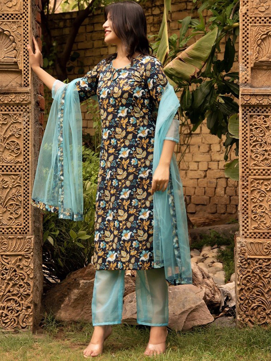 

Pomcha Women Floral Printed Regular Pure Cotton Kurta with Trousers & With Dupatta, Blue