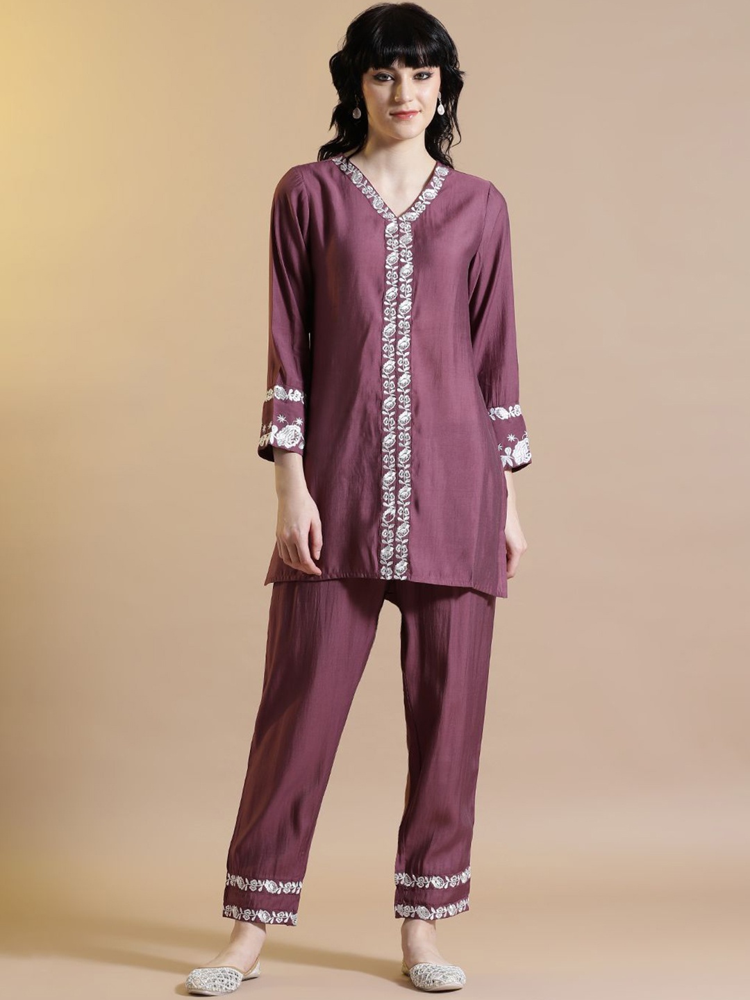 

STYLEBAAZI Floral Embroidered Silk Blend V-Neck Straight Kurta With Trousers, Mauve