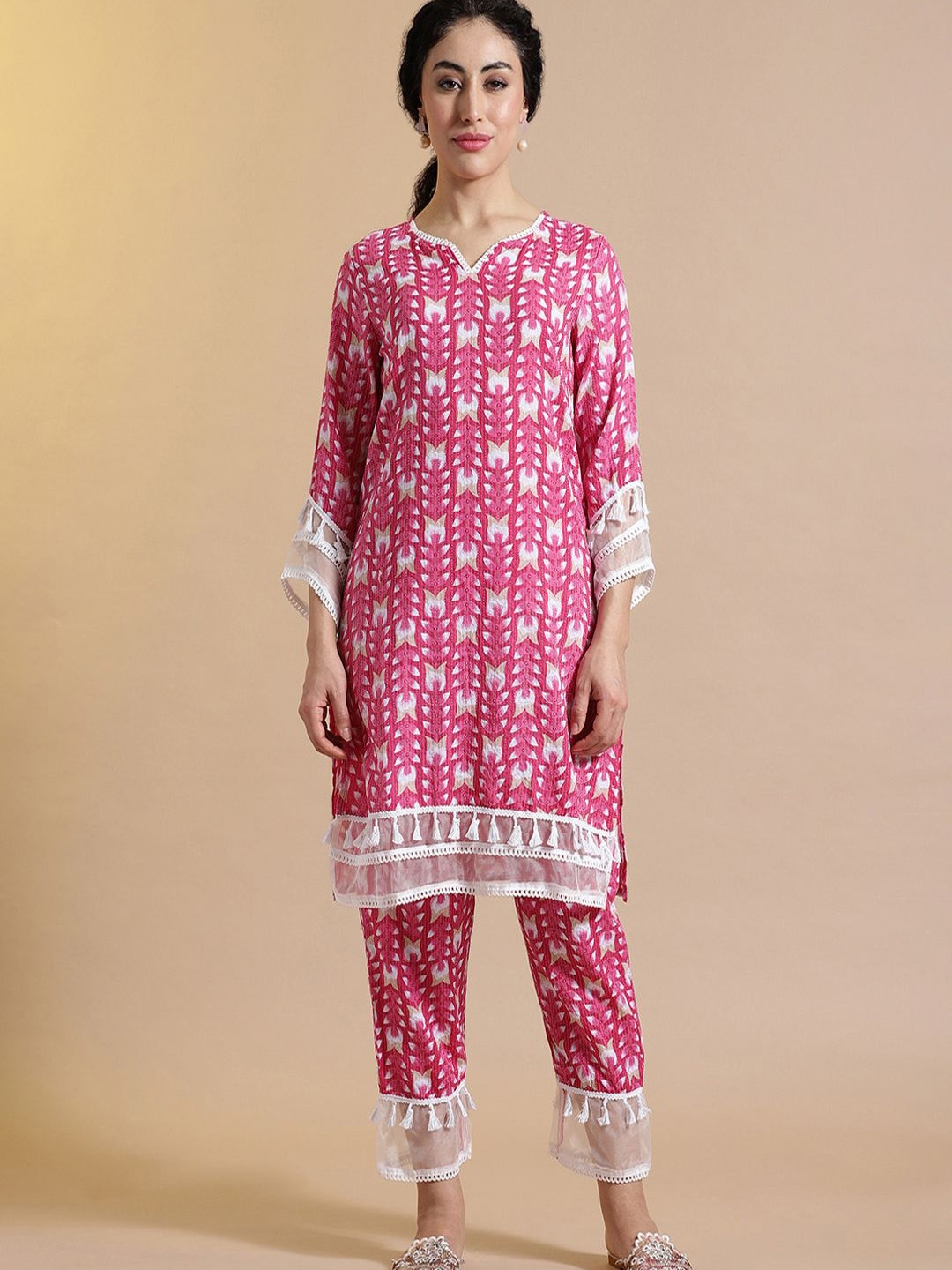 

STYLEBAAZI Floral Printed Notch Neck Kantha Work Pure Cotton Straight Kurta With Trousers, Pink