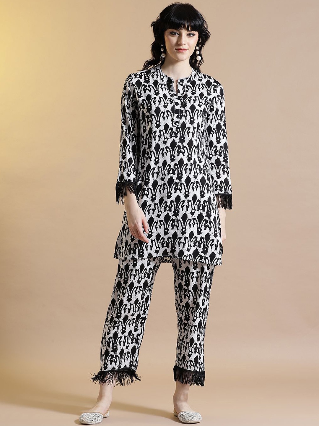 

STYLEBAAZI Floral Printed Mandarin Collar Straight Kurti With Trousers, Black