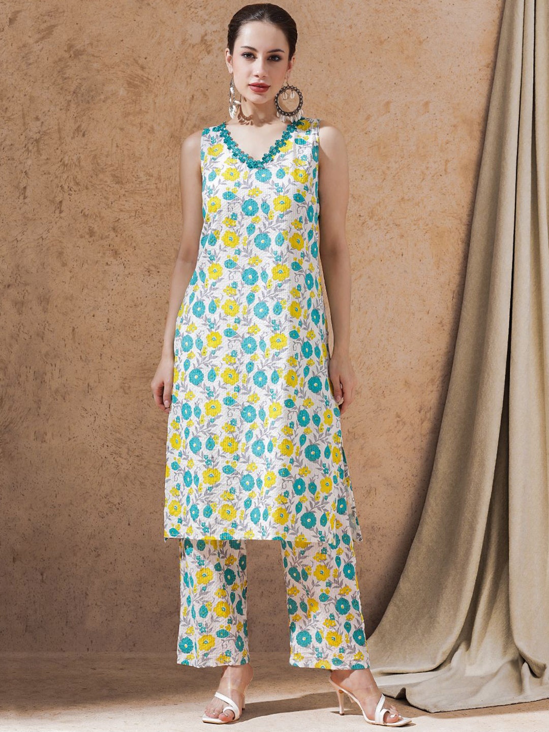 

STYLEBAAZI Floral Printed V-Neck Thread Work Straight Kurta With Trousers, White