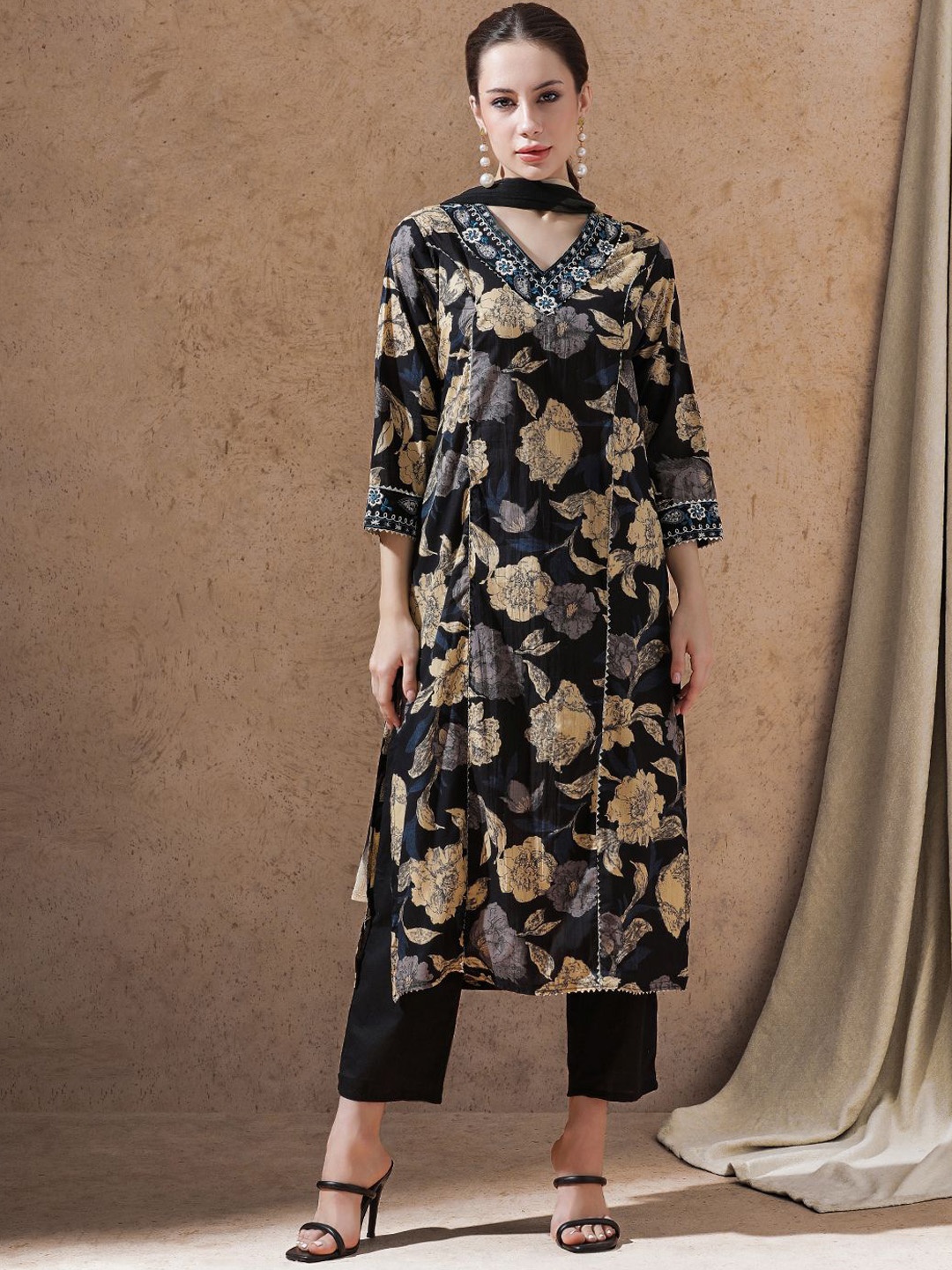 

STYLEBAAZI Floral Printed V-Neck Thread Work Pure Cotton Kurta With Trousers & Dupatta, Black