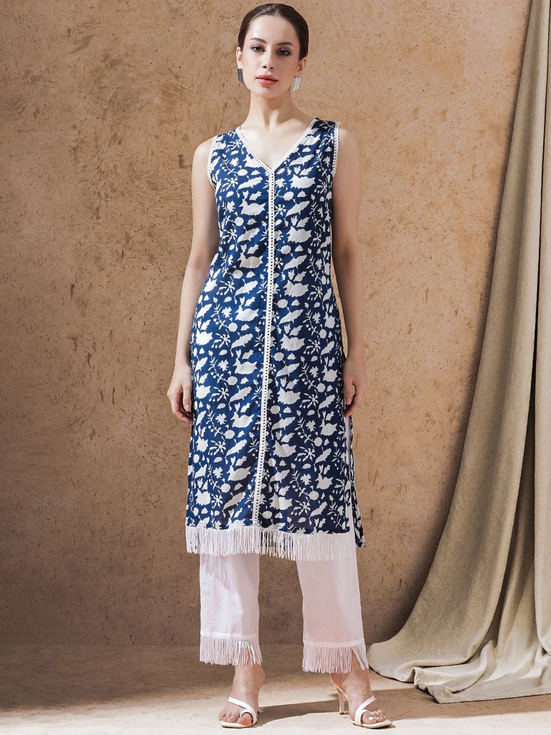 

STYLEBAAZI Floral Printed V-Neck Sleeveless Straight Kurta With Trousers, Blue