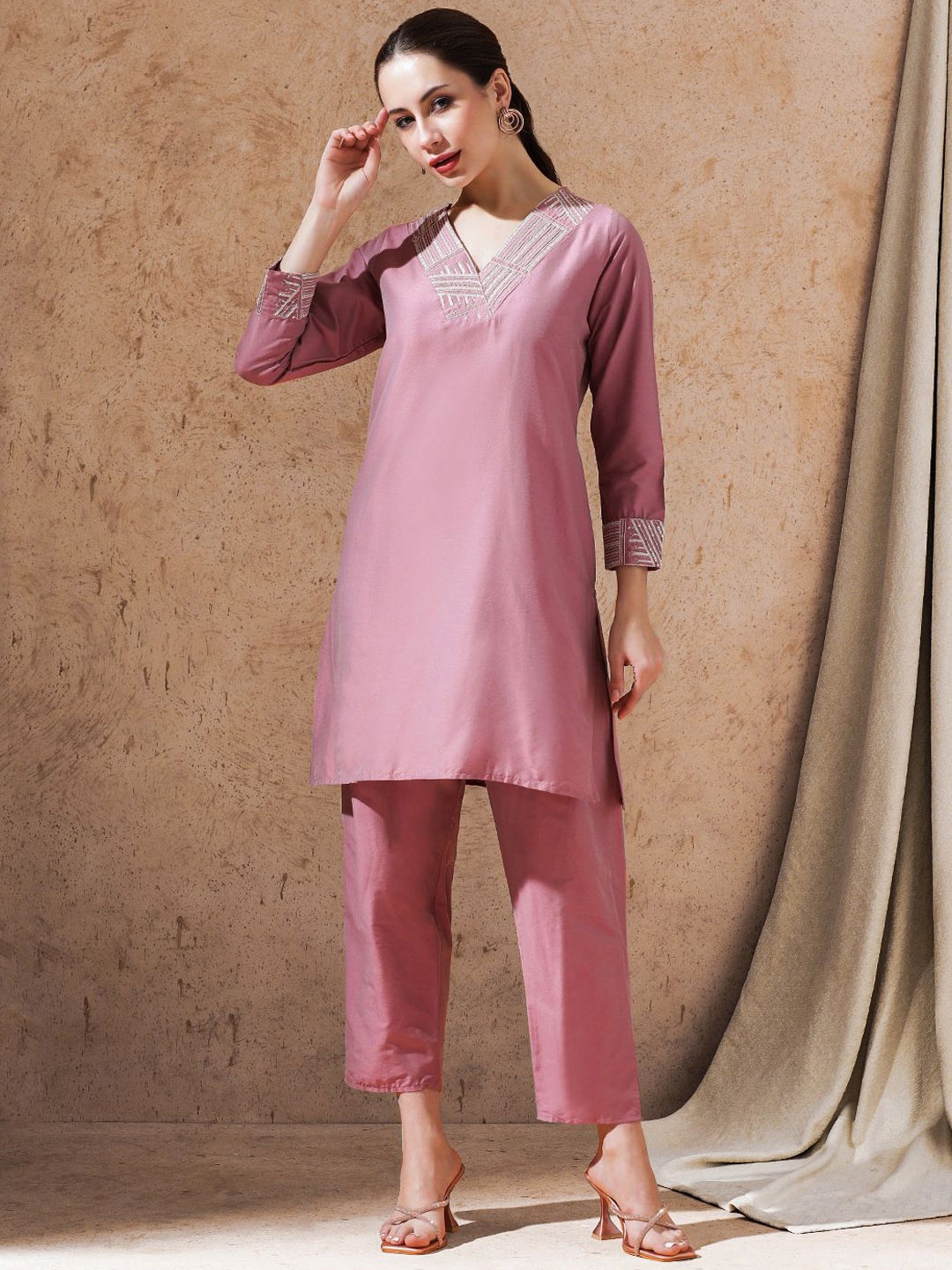 

STYLEBAAZI Geometric Embroidered V-Neck Straight Kurta With Trousers, Mauve