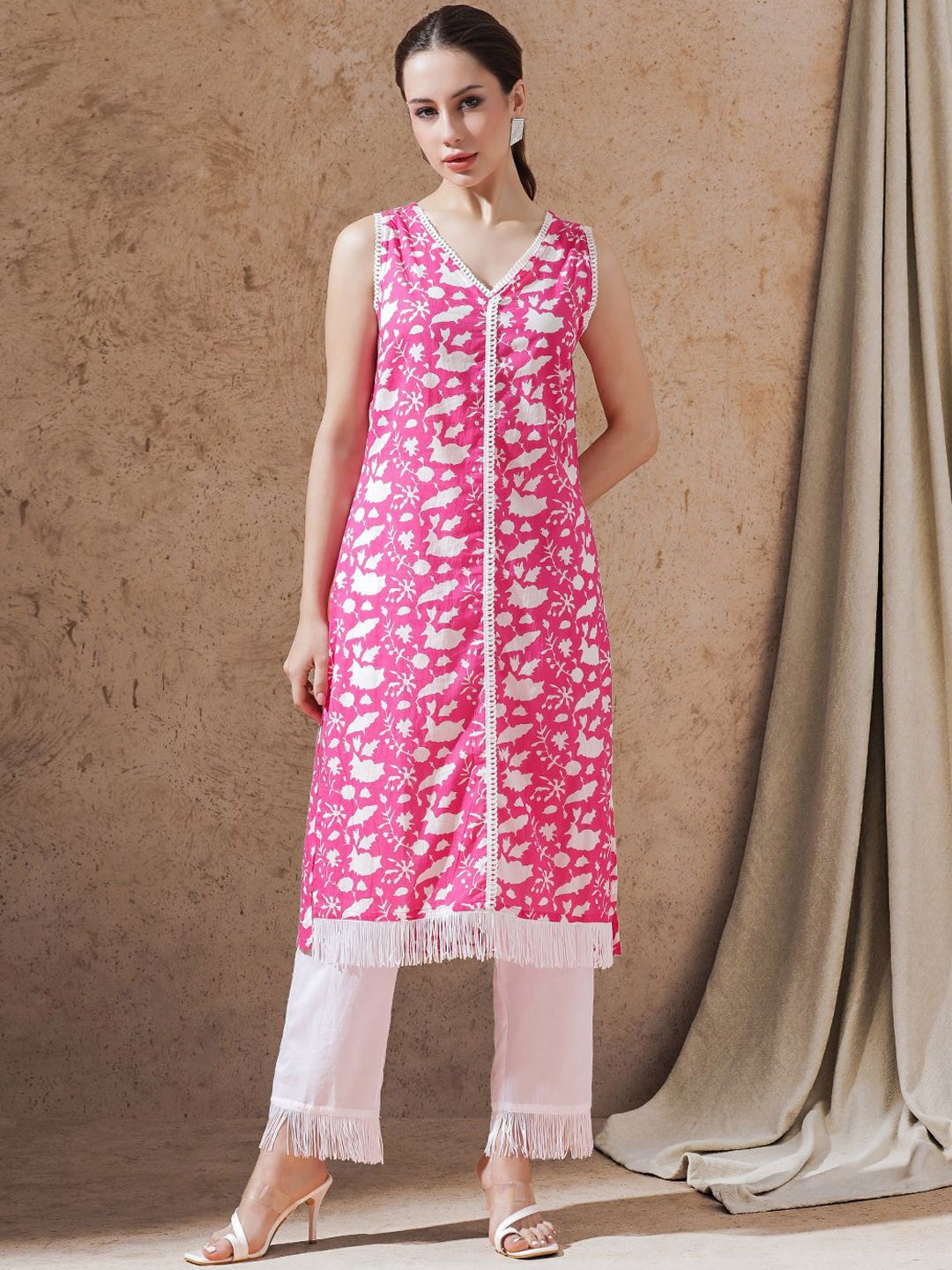 

STYLEBAAZI Abstract Printed V-Neck Straight Kurta With Trousers, Pink