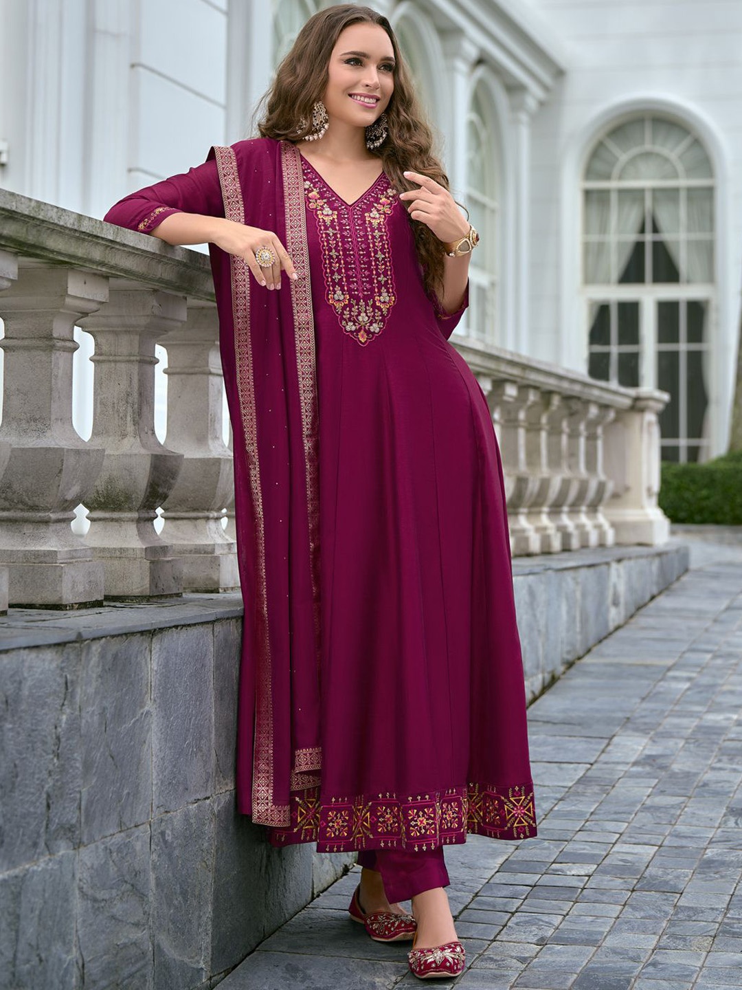 

VredeVogel Ethnic Motifs Embroidered Sequenned V-Neck Kurta With Trousers & Dupatta, Red