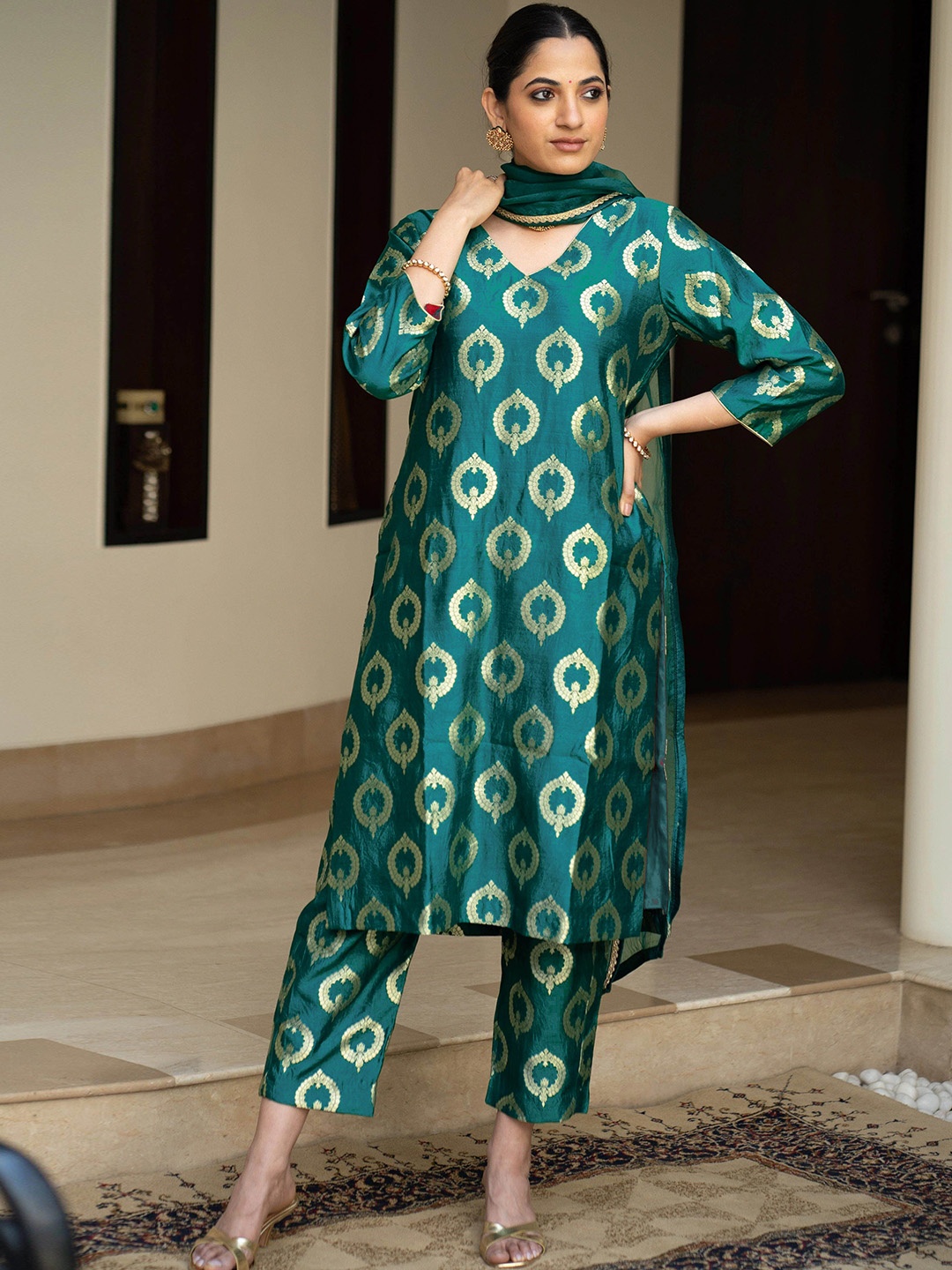 

BAESD Ethnic Motifs Printed V-Neck Straight Kurta With Trouser & Dupatta, Green