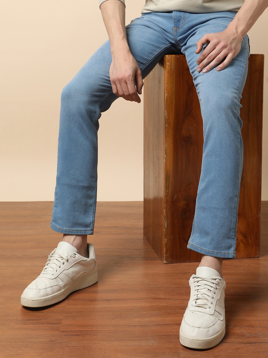 

Peter England CasualsMen Light wash slim fit jeans, Blue