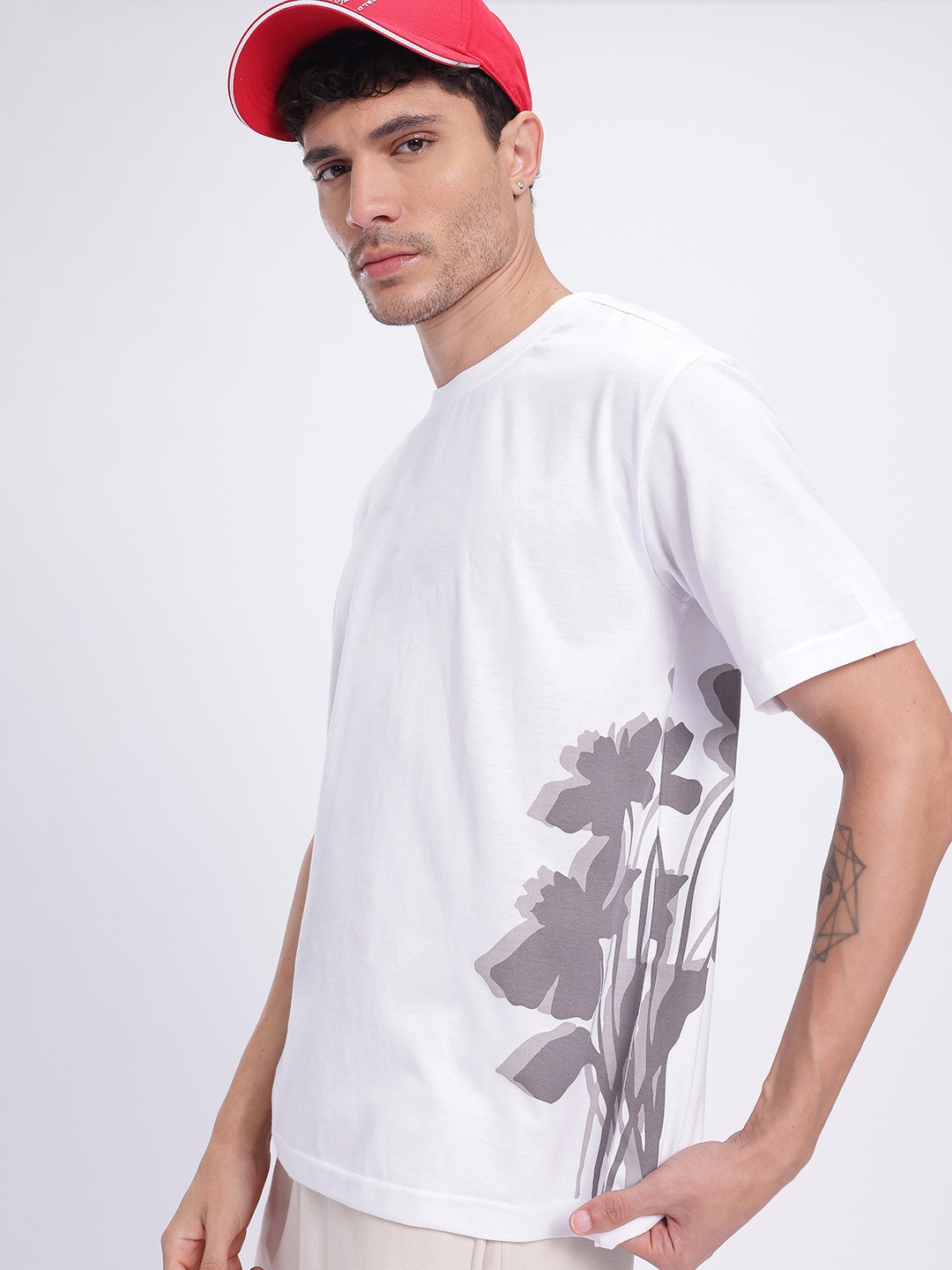 

glitchez Floral Printed Drop-Shoulder Sleeves Oversized T-shirt, White