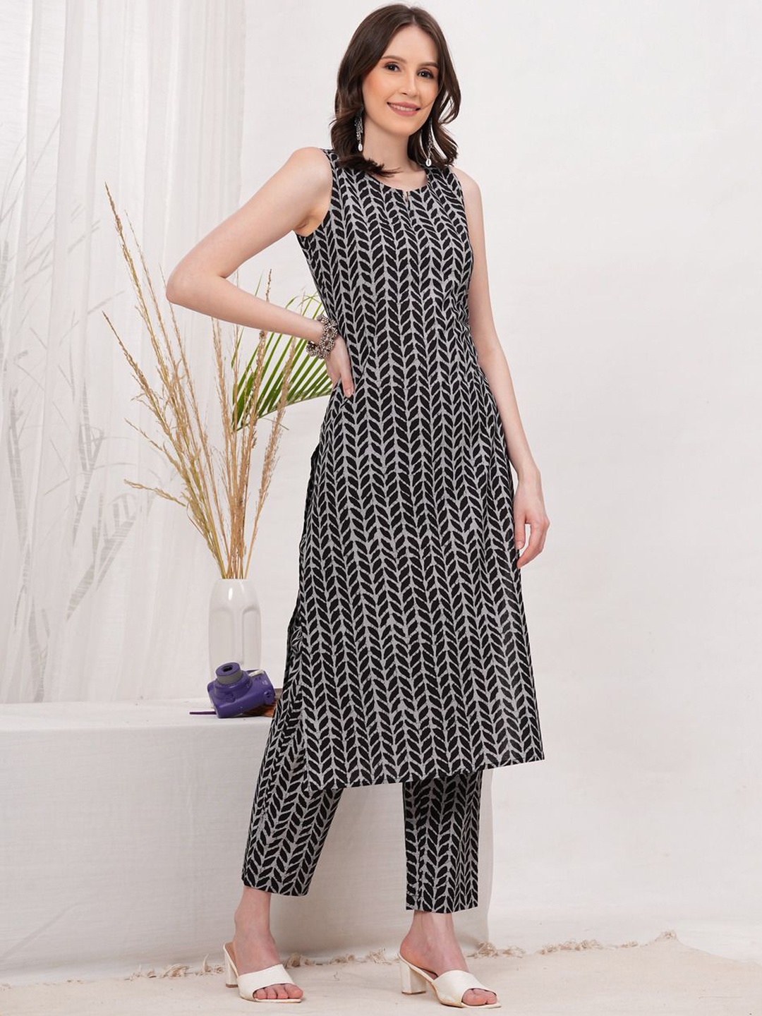 

Vilg Abstracti Printed V-Neck Pure Cotton Straight Kurta with Trousers, Black