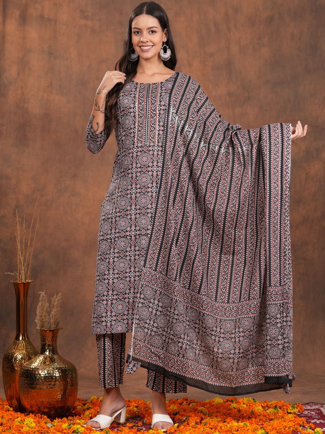 

Vilgi Ethnic Motifs Printed Pure Cotton Straight Kurta With Trousers And Dupatta, Black