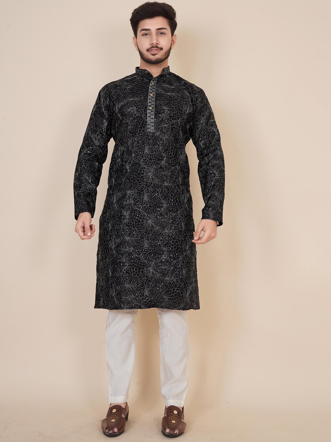 

BLURR Embroidered Mandarin Collar Thread Work Pure Cotton Straight Kurta, Black