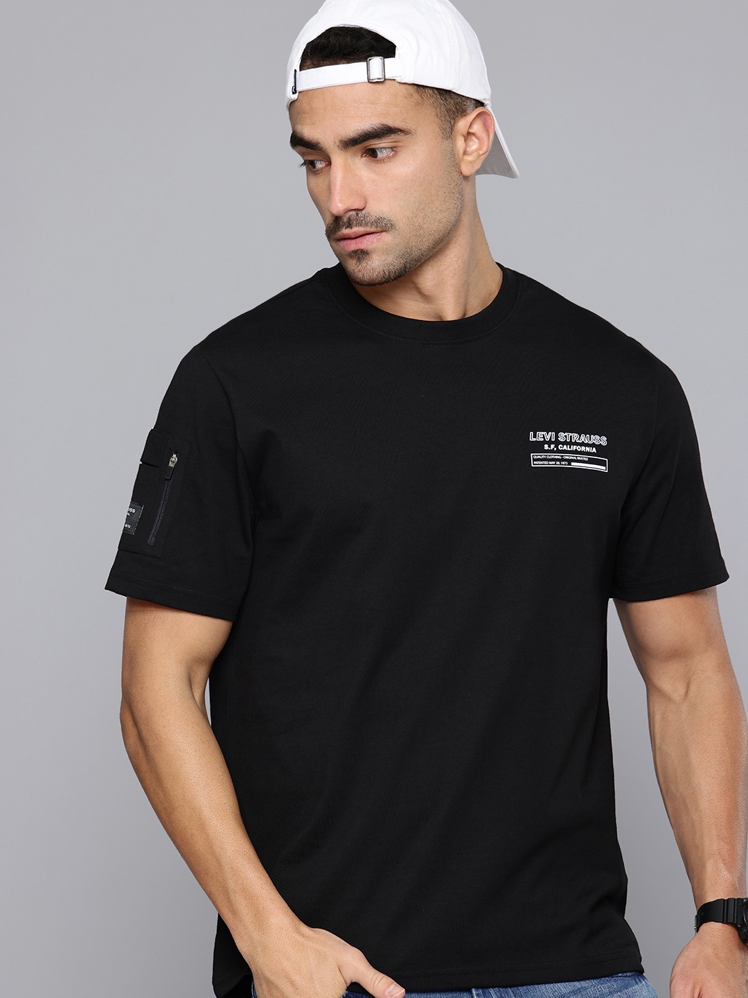 

Levis Pure Cotton Solid T-shirt, Black