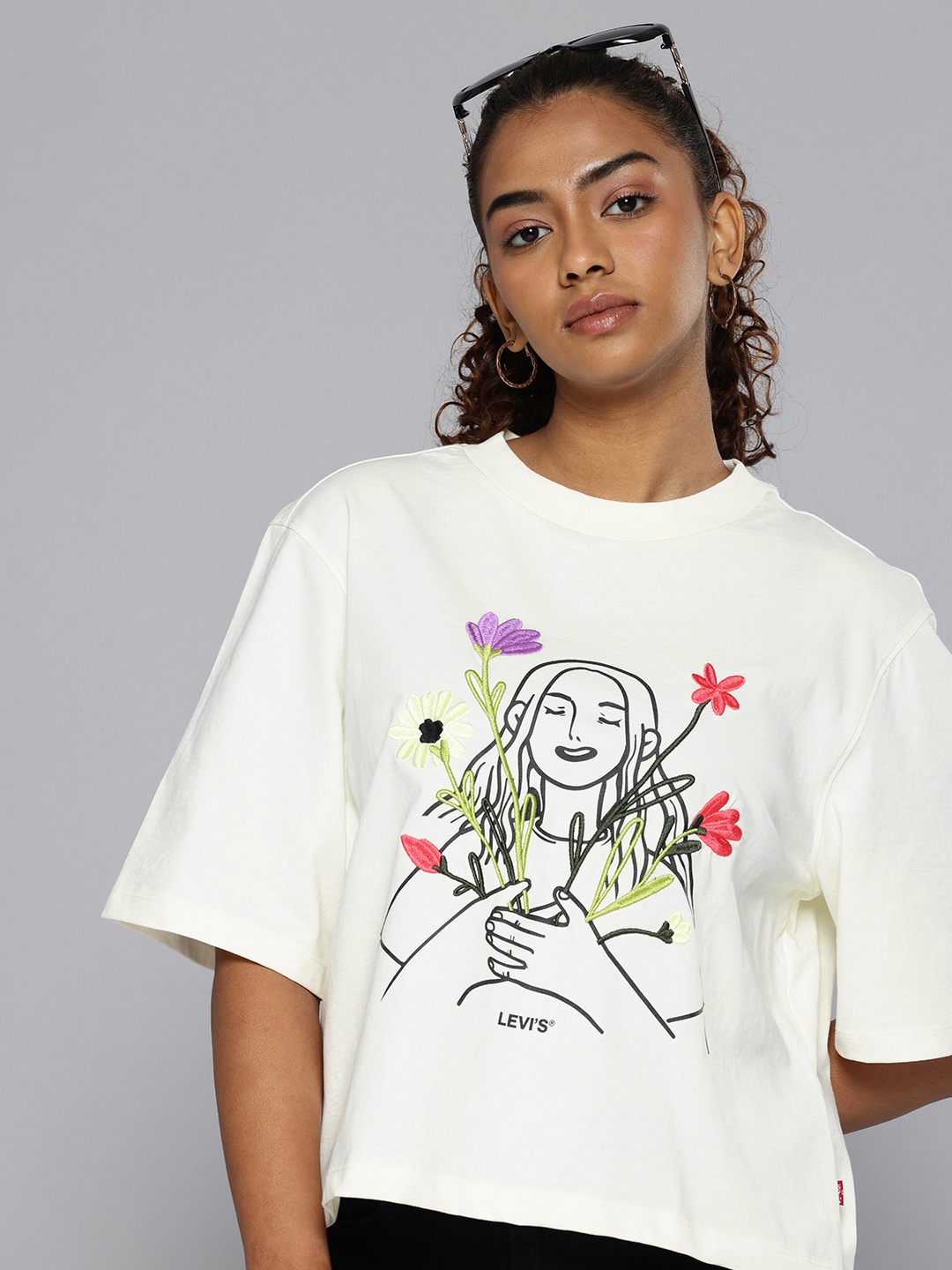 

Levis Graphic Printed Embroidered Pure Cotton Sporty Fit T-shirt, Off white
