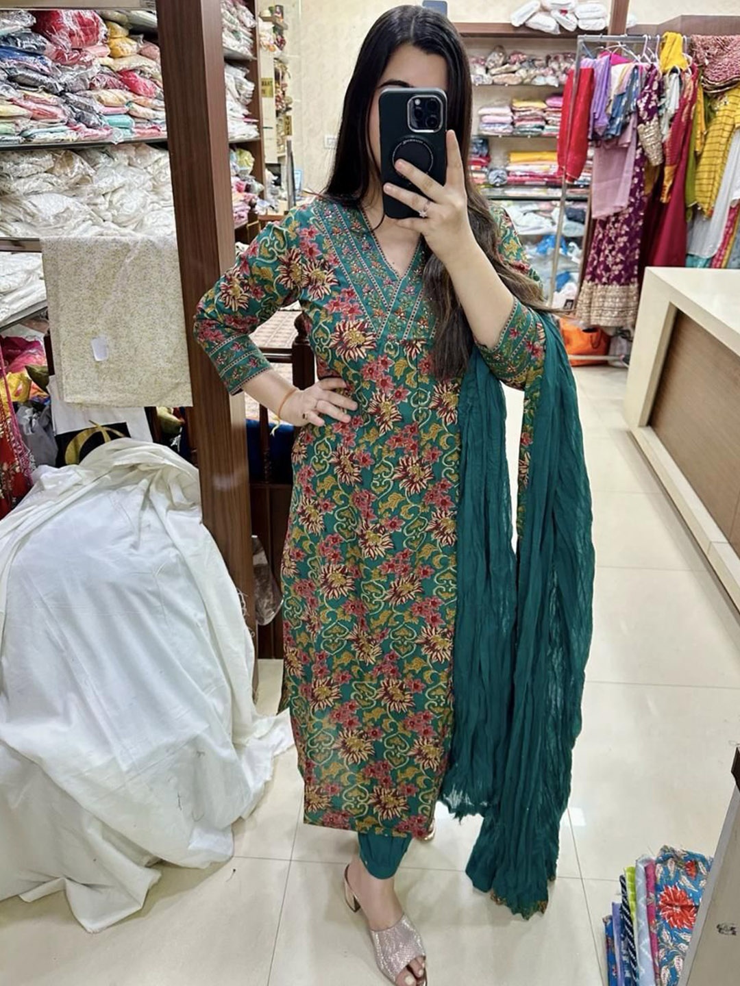 

GoSriKi Floral Printed V-Neck Straight Kurta With Trousers And Dupatta, Green
