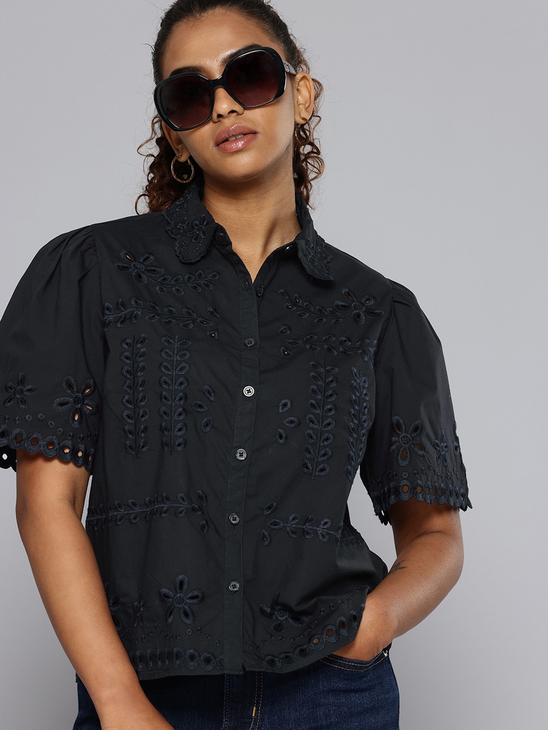 

Levis Self Design Embroidered Pure Cotton Casual Shirt, Black