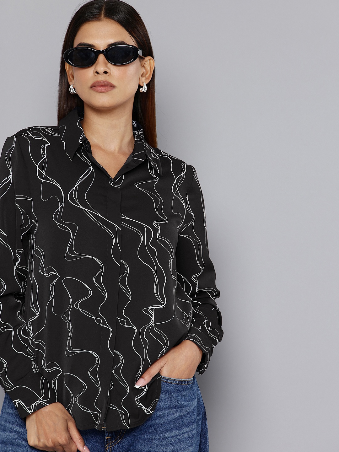 

Levis Opaque Abstract Printed Casual Shirt, Black