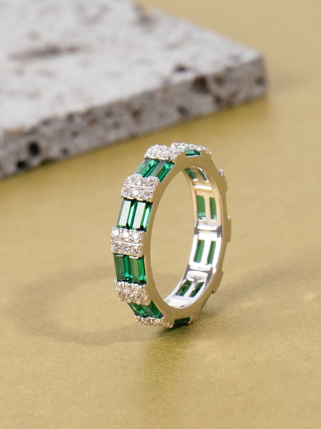 

GLYTERS 92.5 Sterling Silver Emerald-Studded Eternity Finger Ring