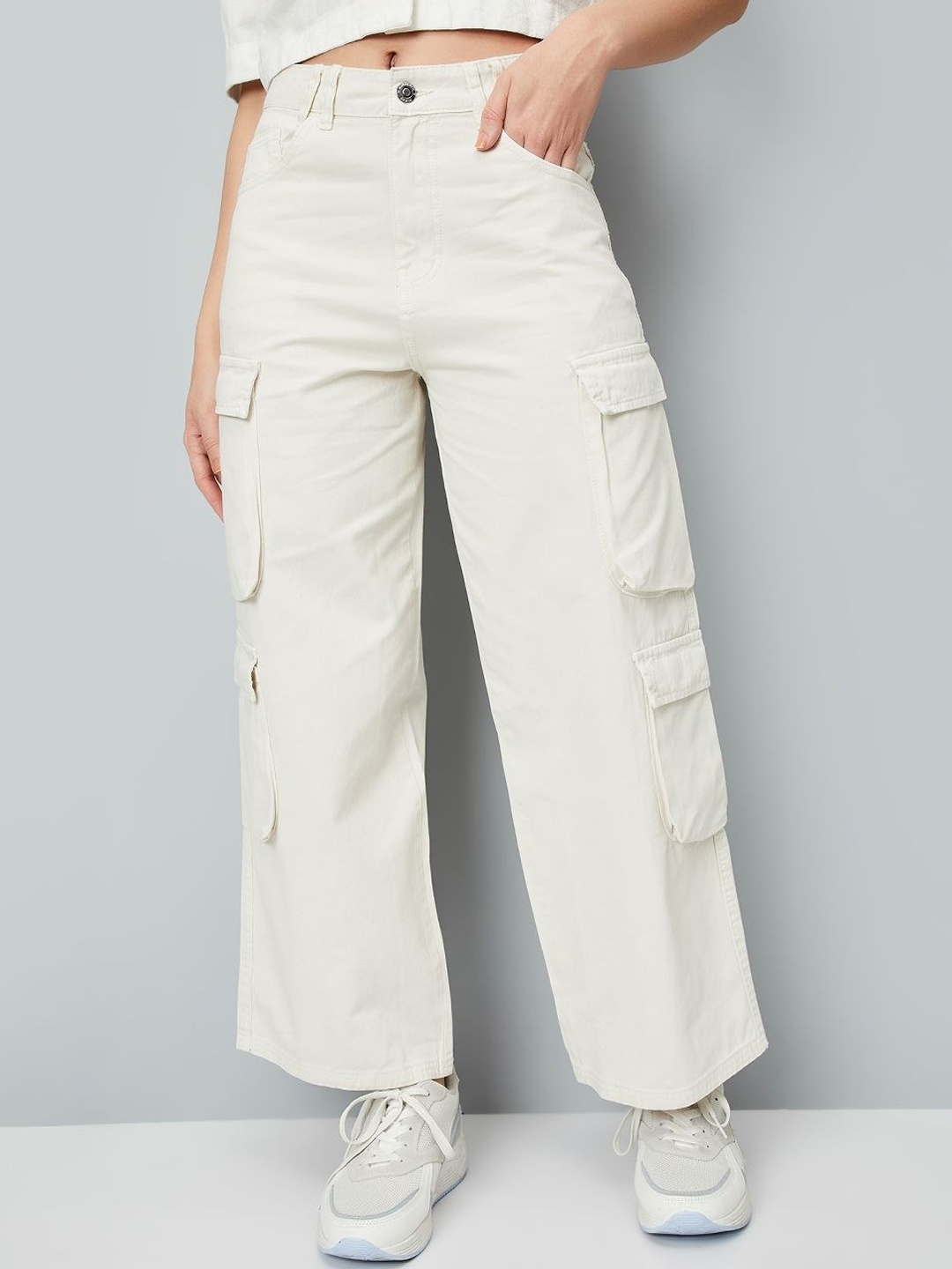 

max Women Slash Knee Jeans, Off white