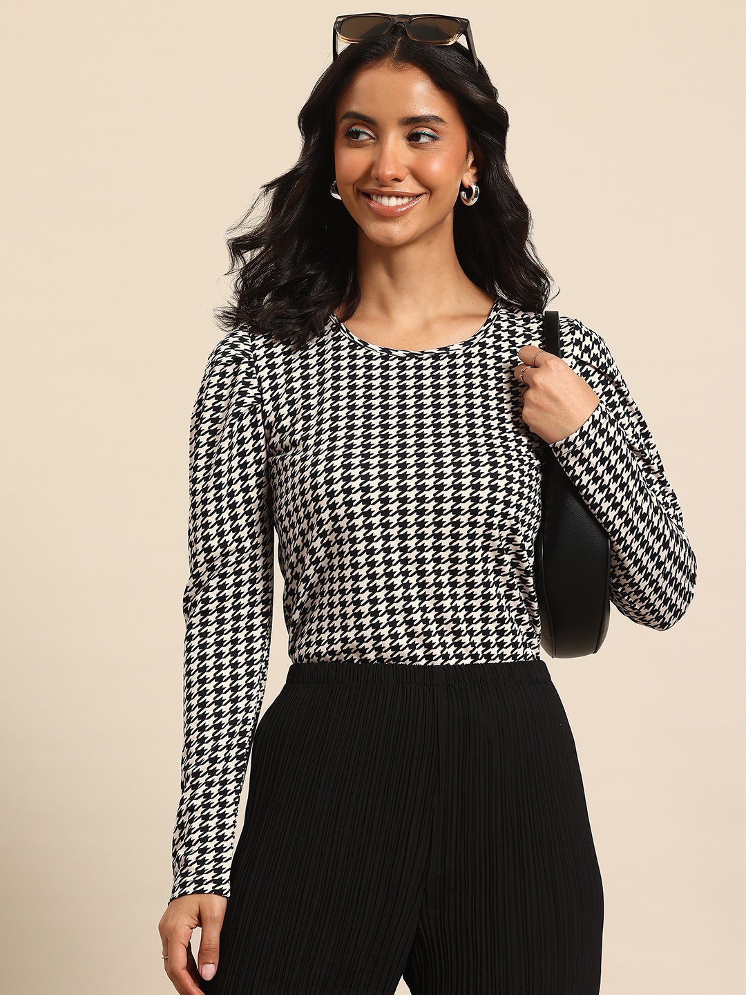 

Qurvii Abstract Print Top, Black