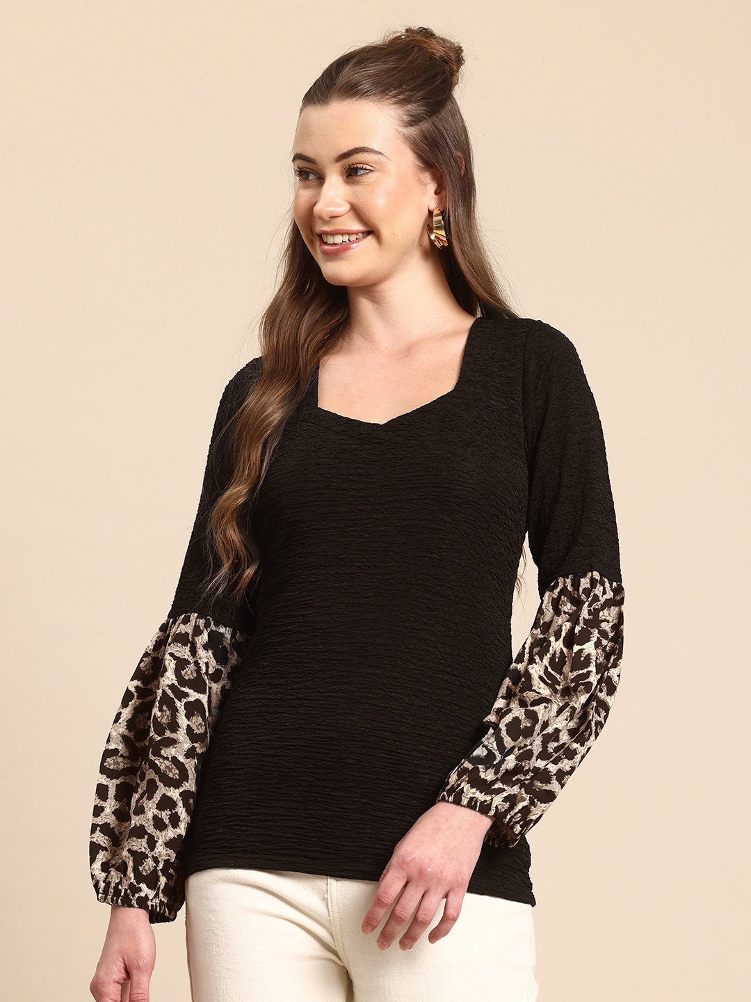 

Qurvii Animal Print Sweetheart Neck Puff Sleeve Top, Black