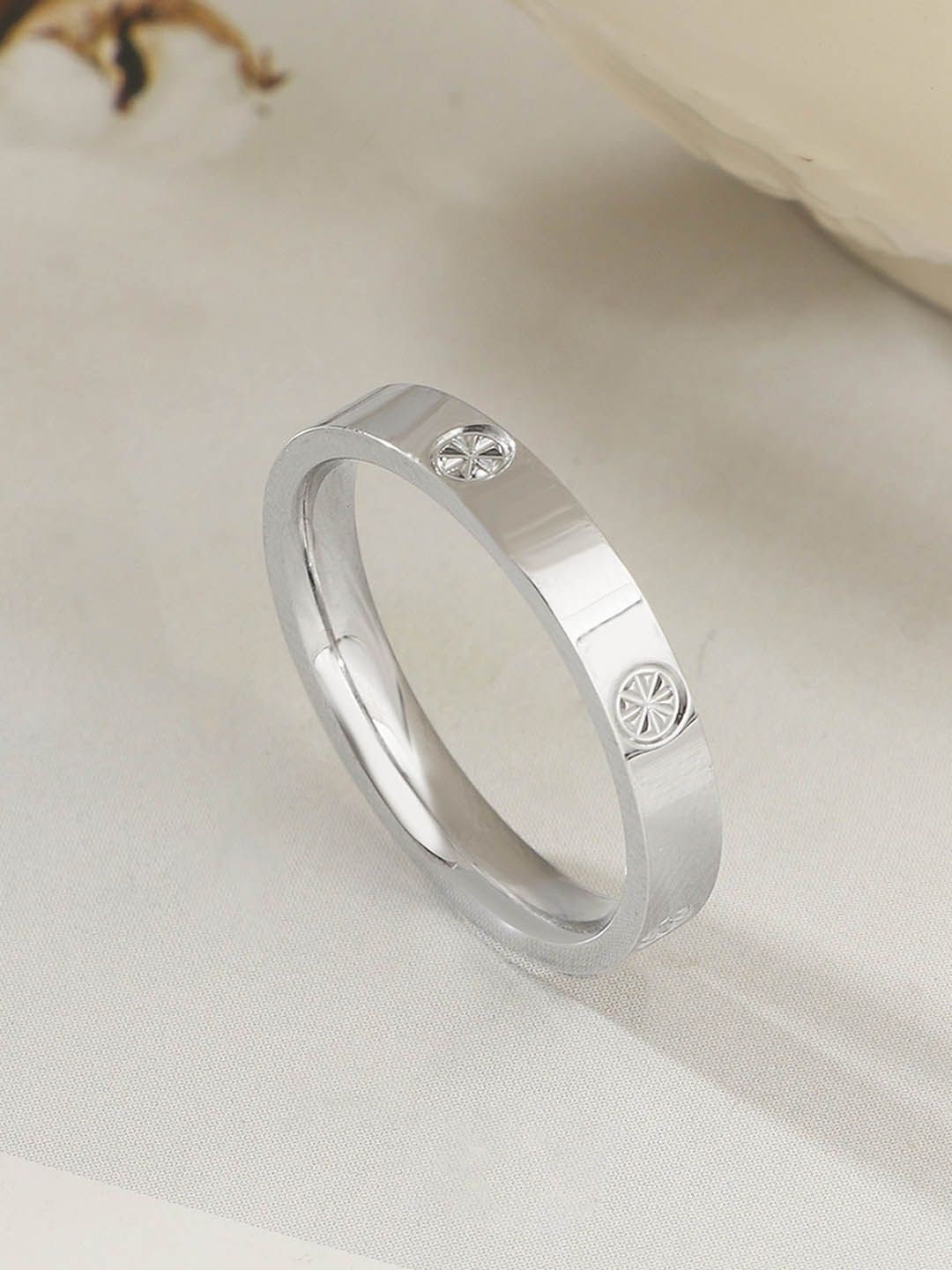 

StyleCast Elegant Silver-Plated Stone-Studded Adjustable Finger Ring