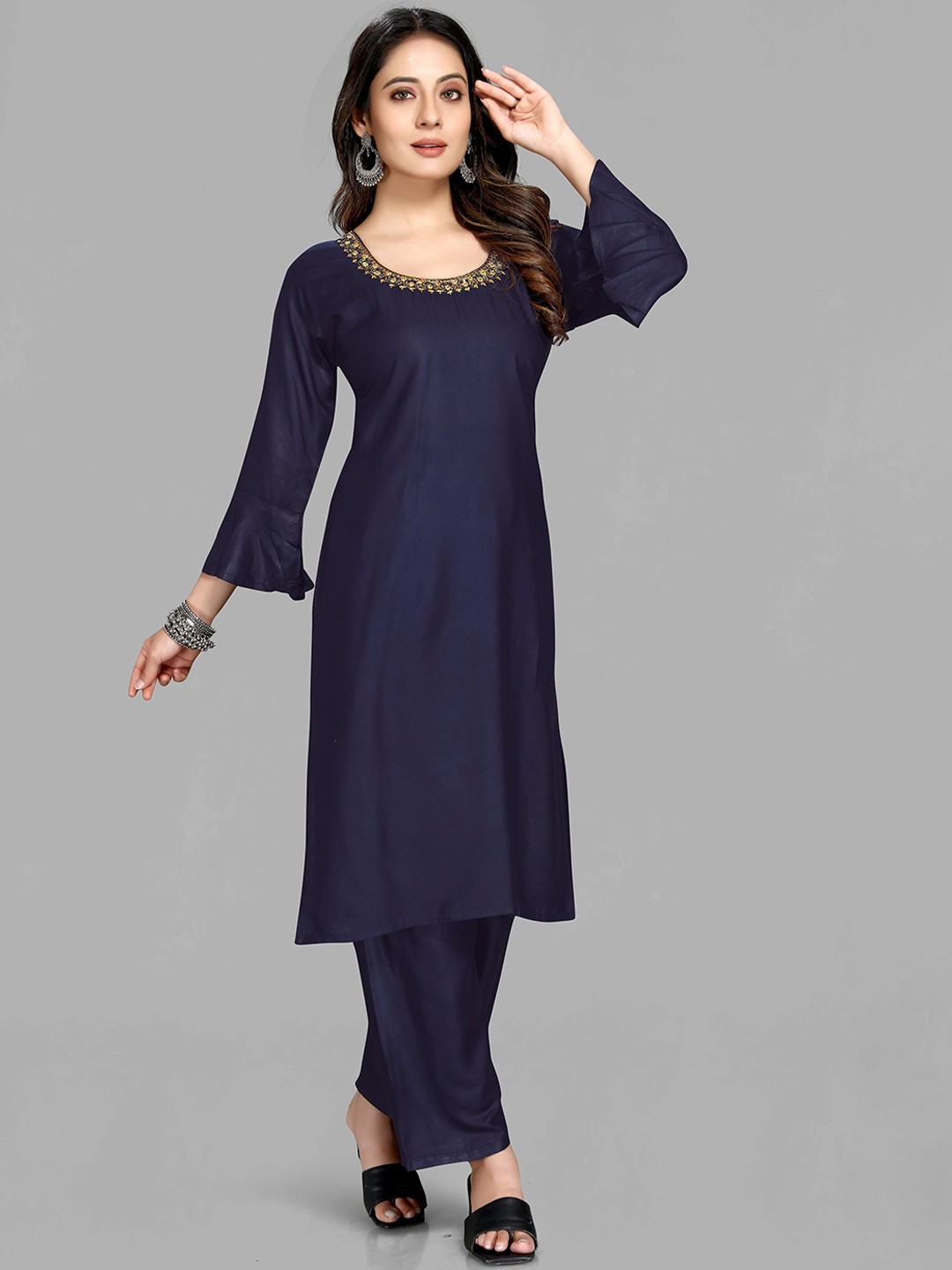 

Krimmple Round Neck Embroidered Straight Kurta With Trousers, Navy blue