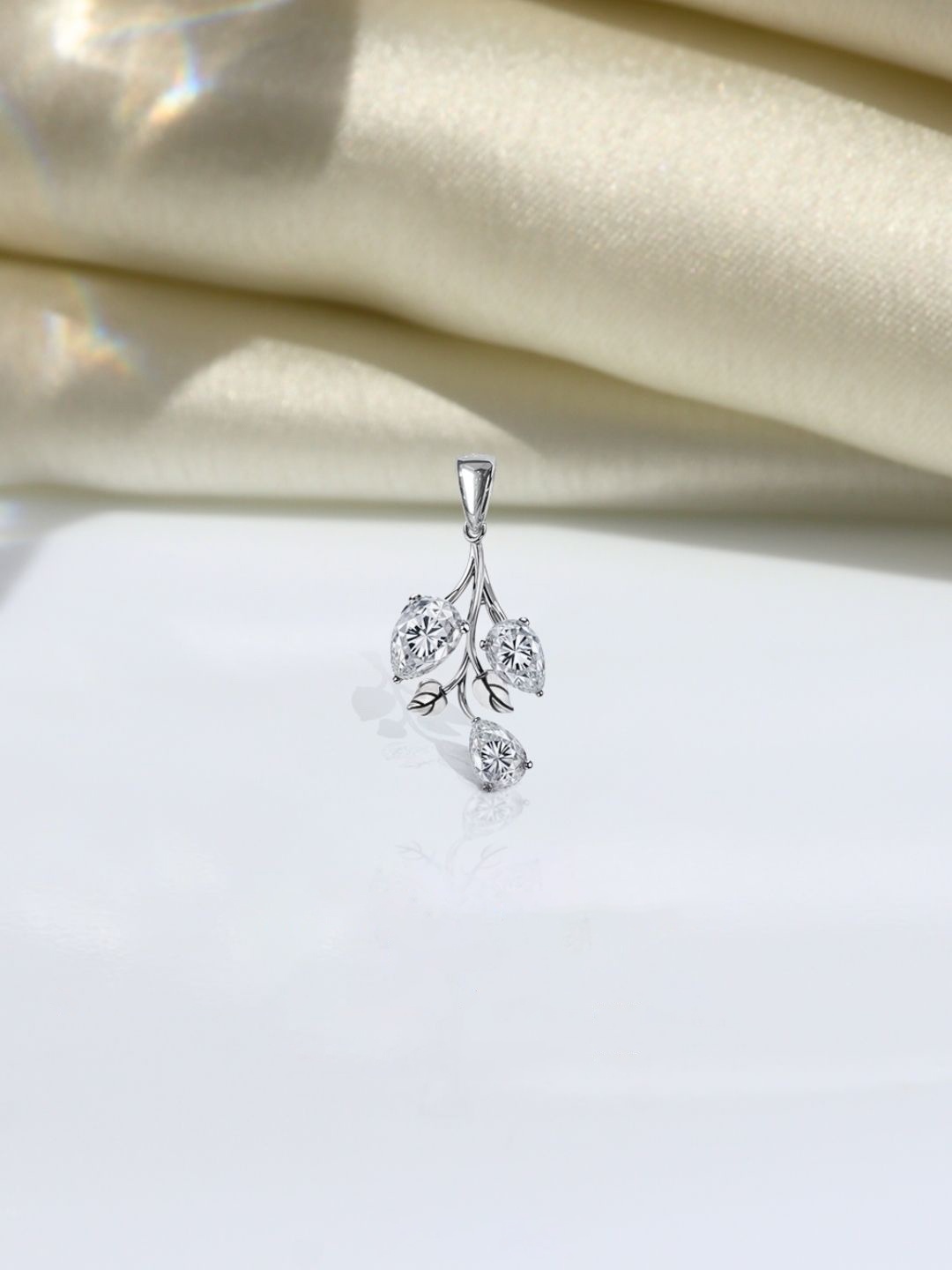 

HighSpark 92.5 Sterling Silver Cubic Zirconia Studded Tulip Flower Solitaire Pendant