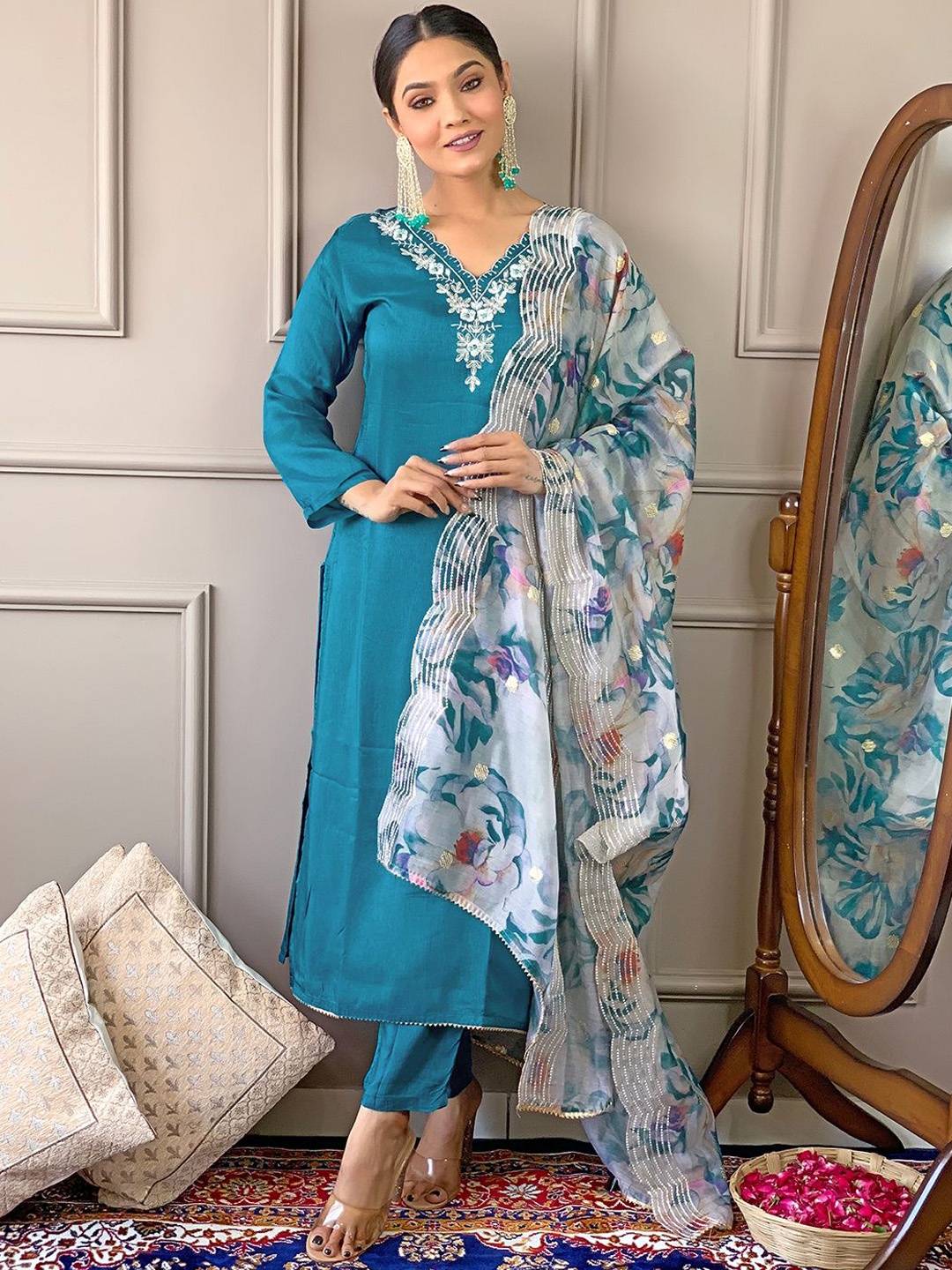 

BAESD Women Ethnic Motifs Embroidered Regular Thread Work Kurti with Trousers & With Dupatta, Teal