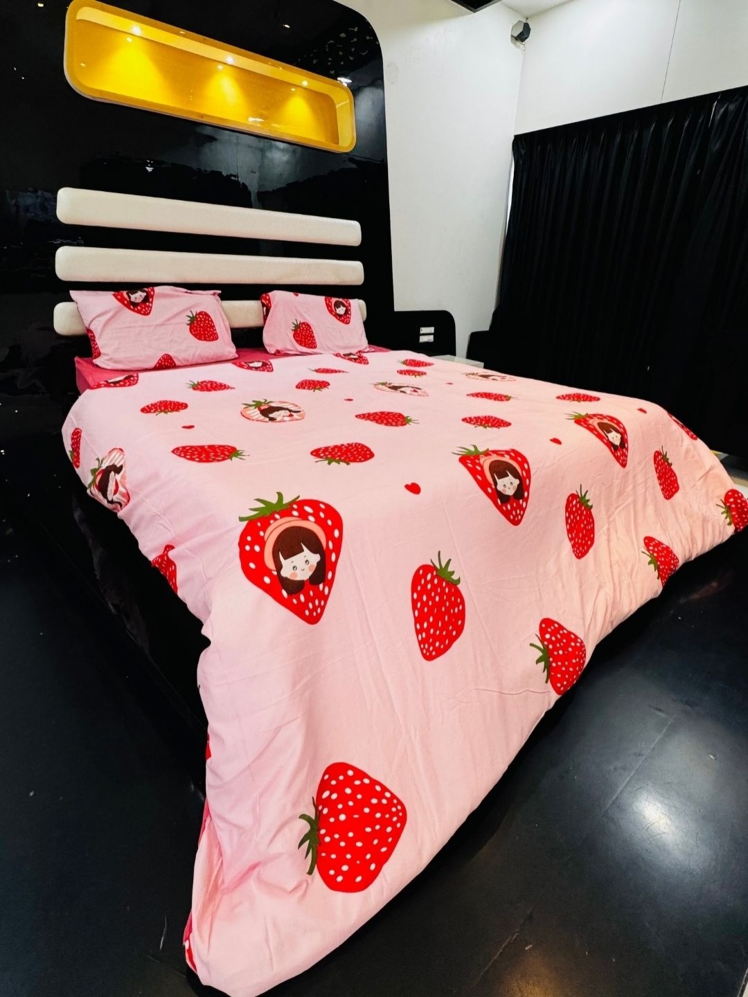 

Famyo Pink & Red 4 Pieces Quirky Printed Microfiber Double King Regular Bedding Set