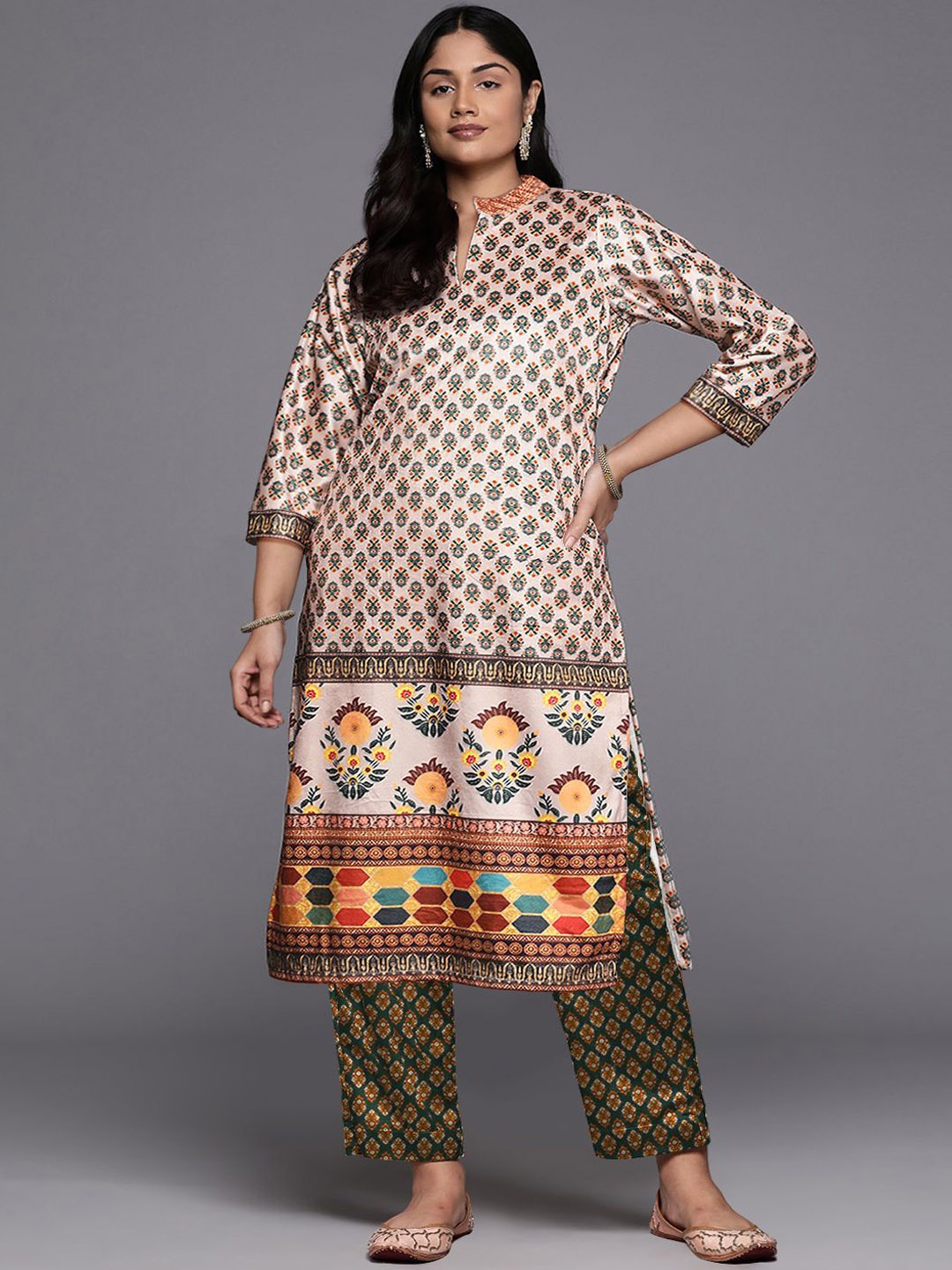 

A PLUS BY AHALYAA Floral Printed Mandarin Collar Velvet Straight Kurta With Trouser, Cream