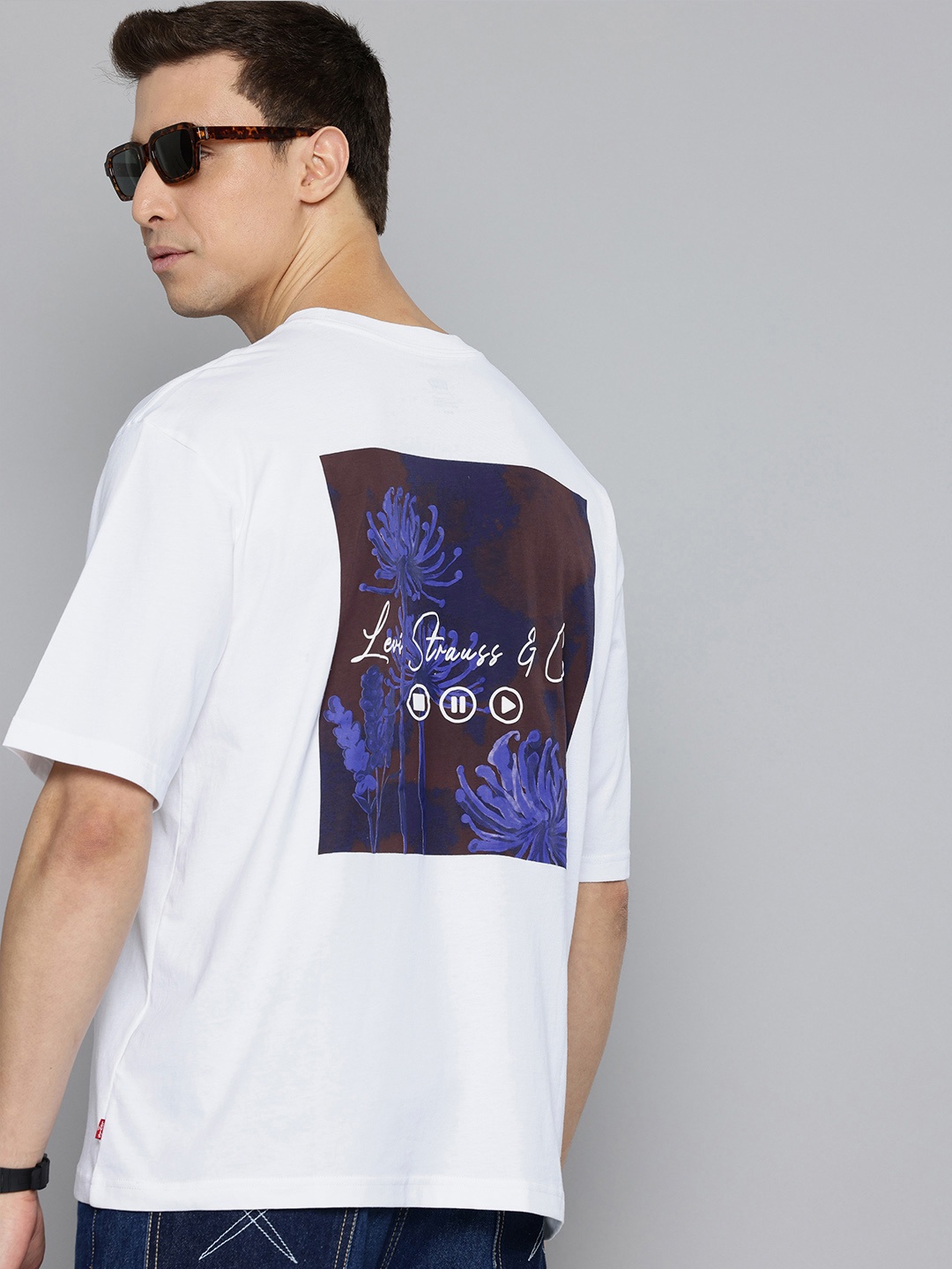 

Levis Graphic Printed Drop-Shoulder Sleeves Pure Cotton Loose Fit T-shirt, White