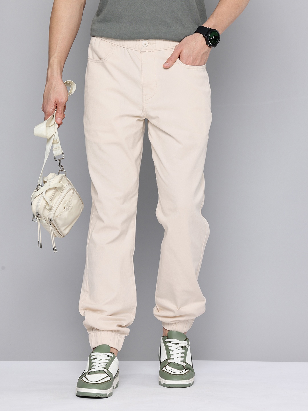 

Levis Men Solid Joggers, Cream