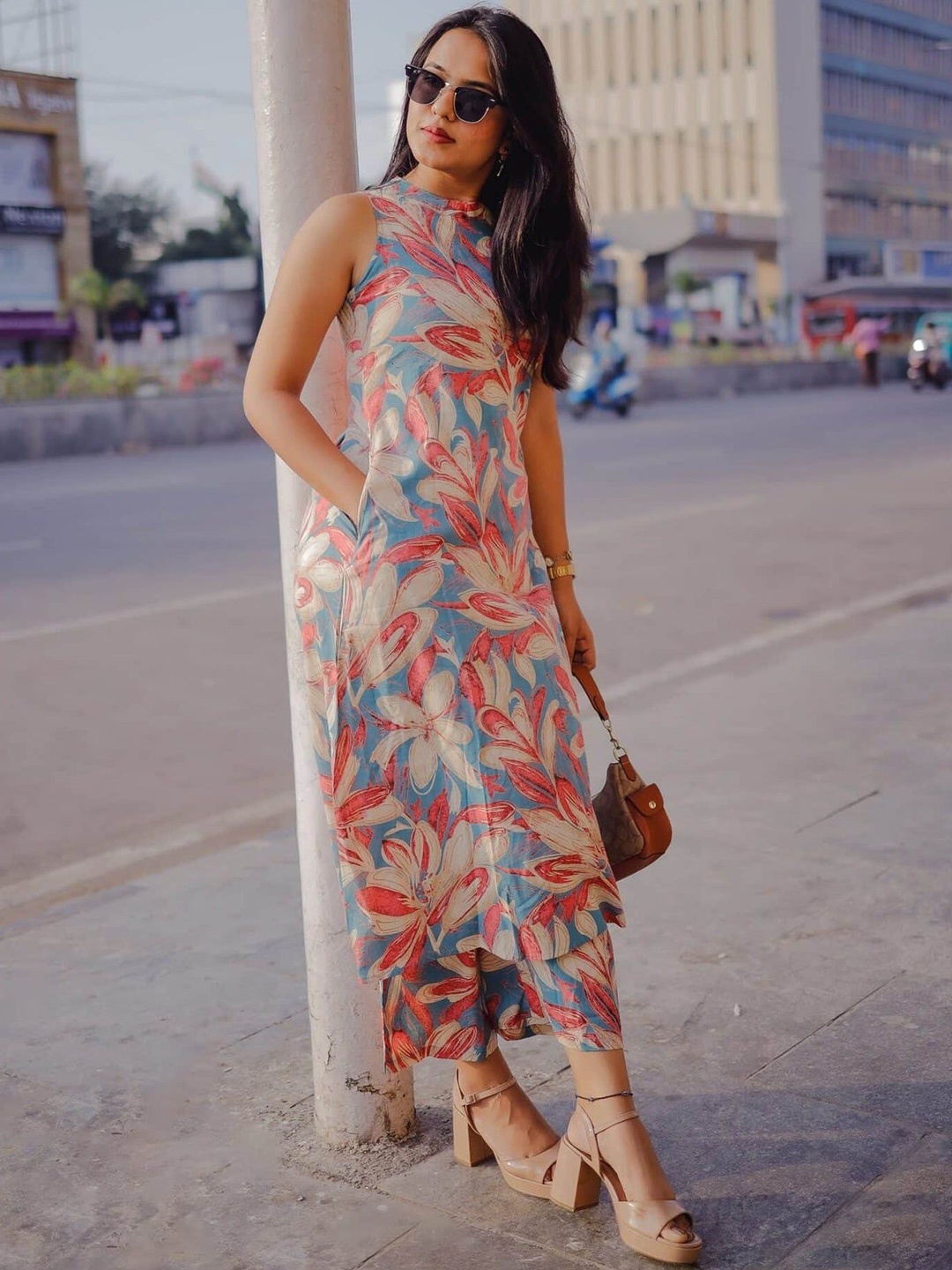

Anni Designer Floral Printed Mock Neck Straight Kurta With Palazzo, Blue