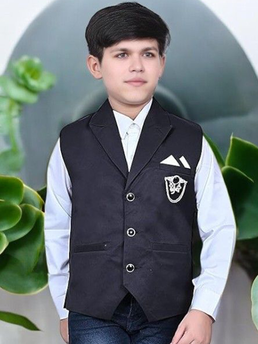 

Eliq Boys Woven V-Neck Corduroy Waistcoat With Brooch, Black