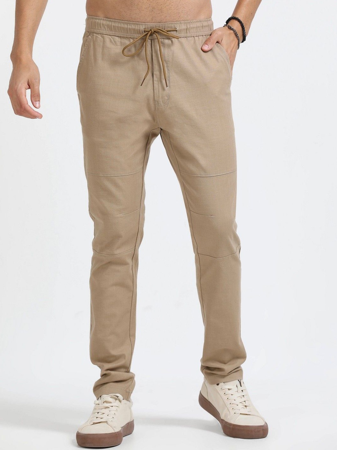 

NEVER NEUD Men Mid-Rise Traveller Trousers, Camel brown