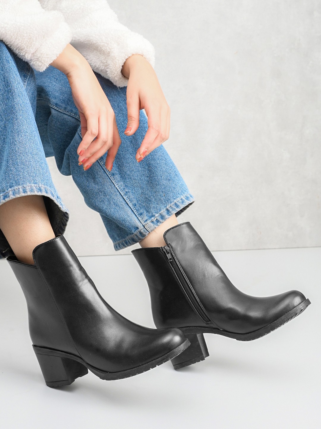 

The Roadster Lifestyle Co Women Block-Heeled Chelsea Boots, Black