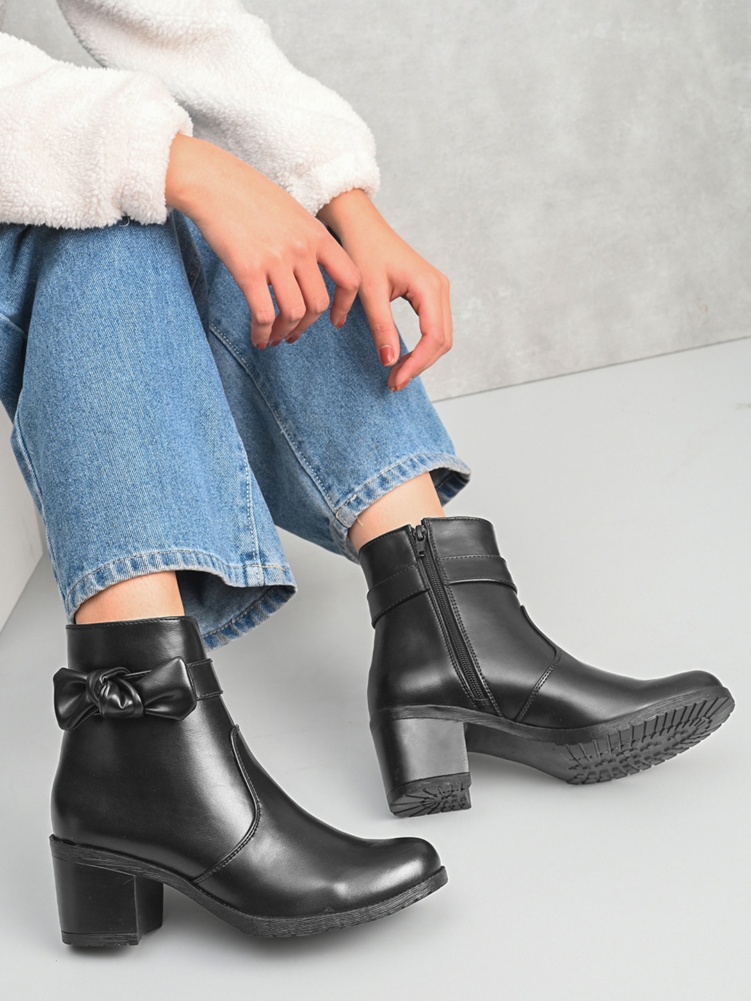 

The Roadster Lifestyle Co Women Block-Heeled Chelsea Boots, Black